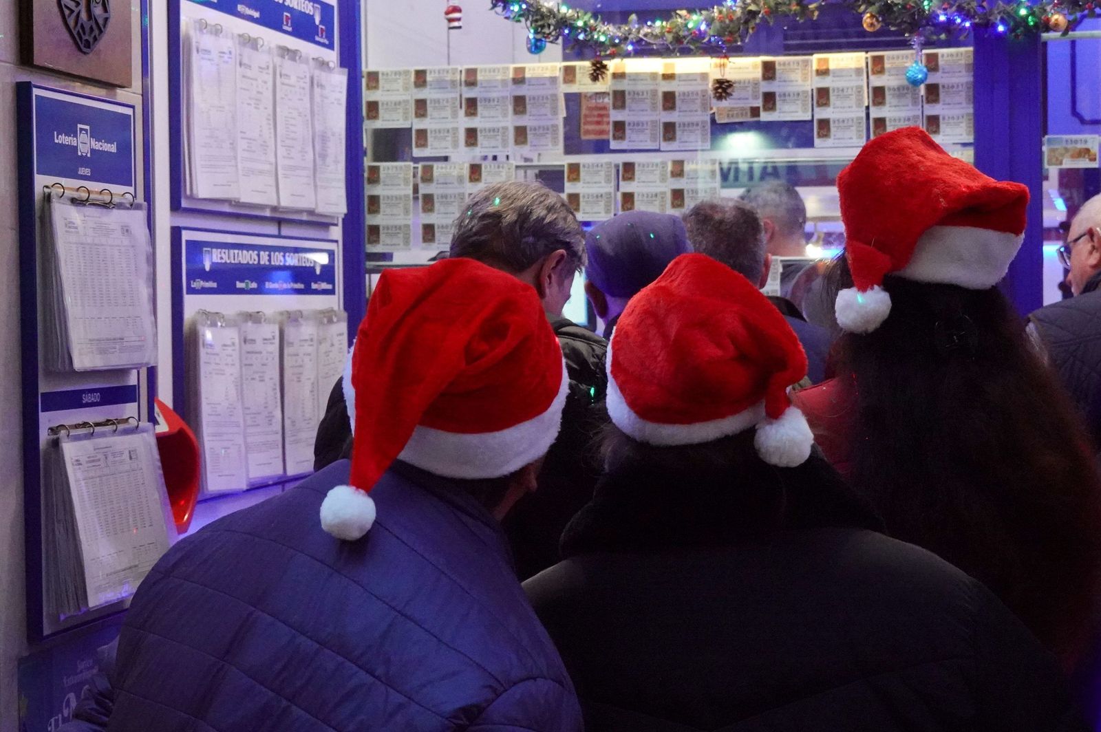 Personas hacen cola para comprar lotería.