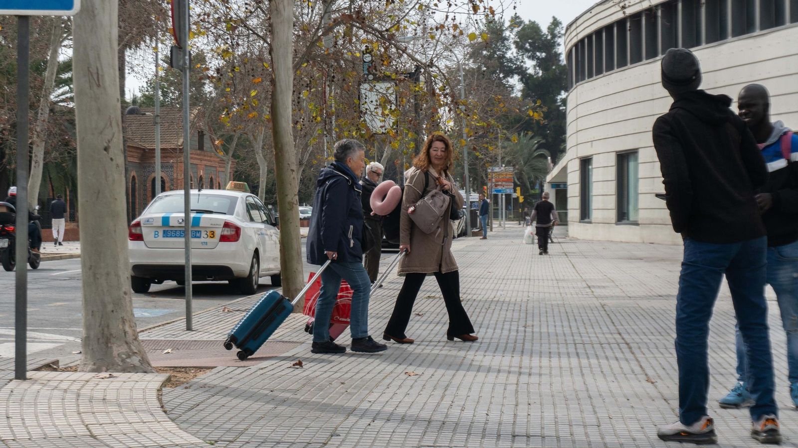 Personas con maletas de viaje esta semana en la capital onubense.