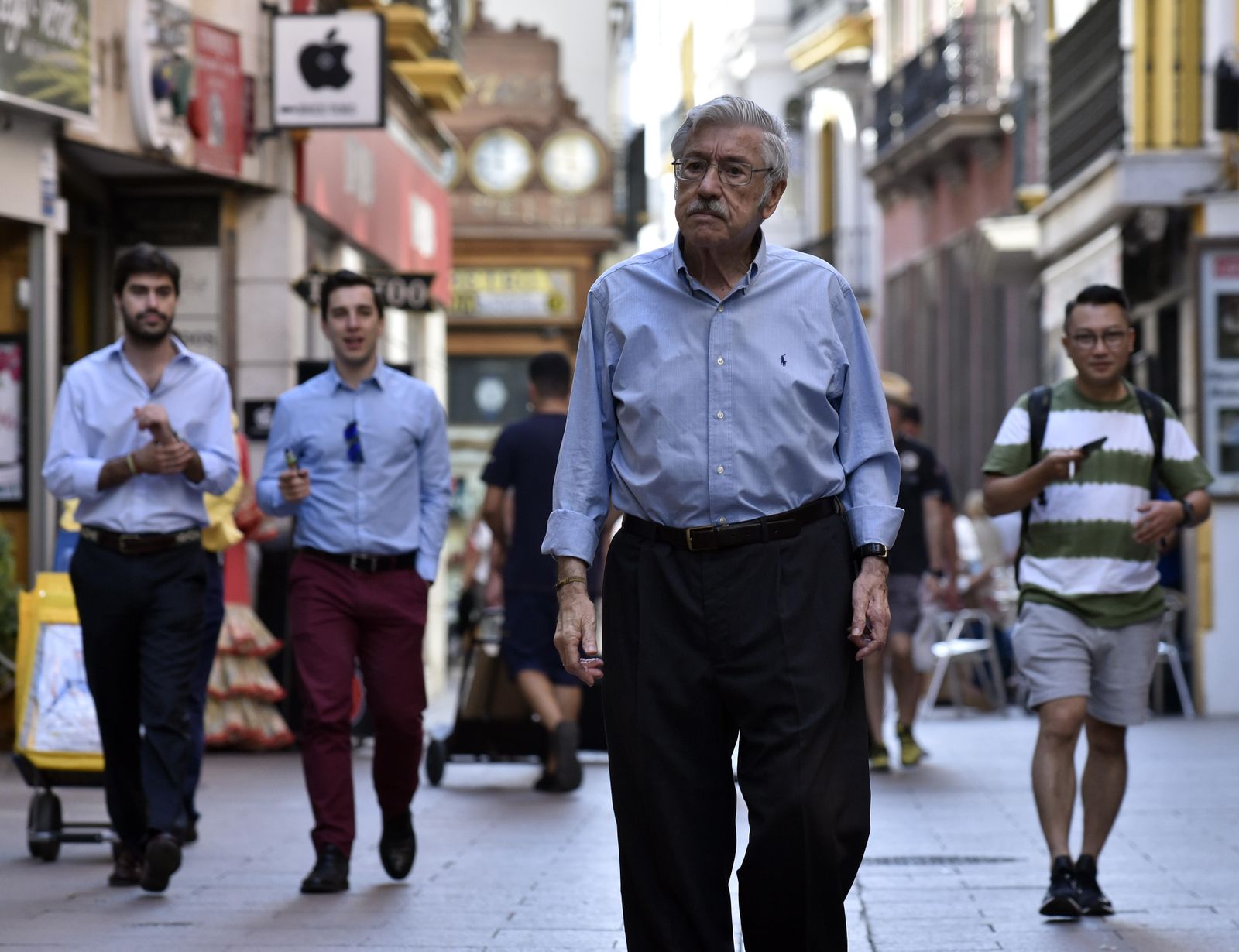 Antonio Bustos, paseando por la calle Sierpes.
