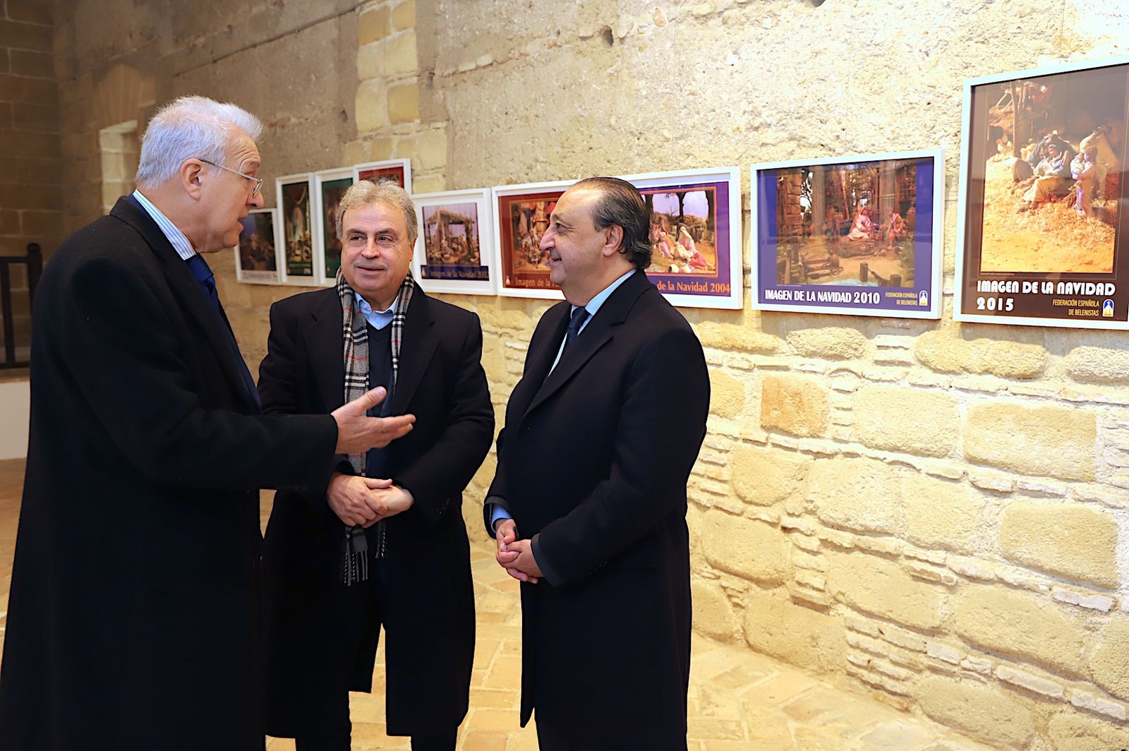 Ramón García, presidente de la Asociación de Belenistas, con Antonio Real y Francisco Zurita en la exposición de Carteles de Navidad.