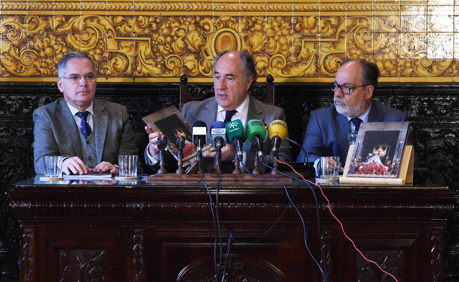 Jacinto Muñoz, José Ignacio landaluce y Manuel Delgado Cerro, en la presentación de la guía.