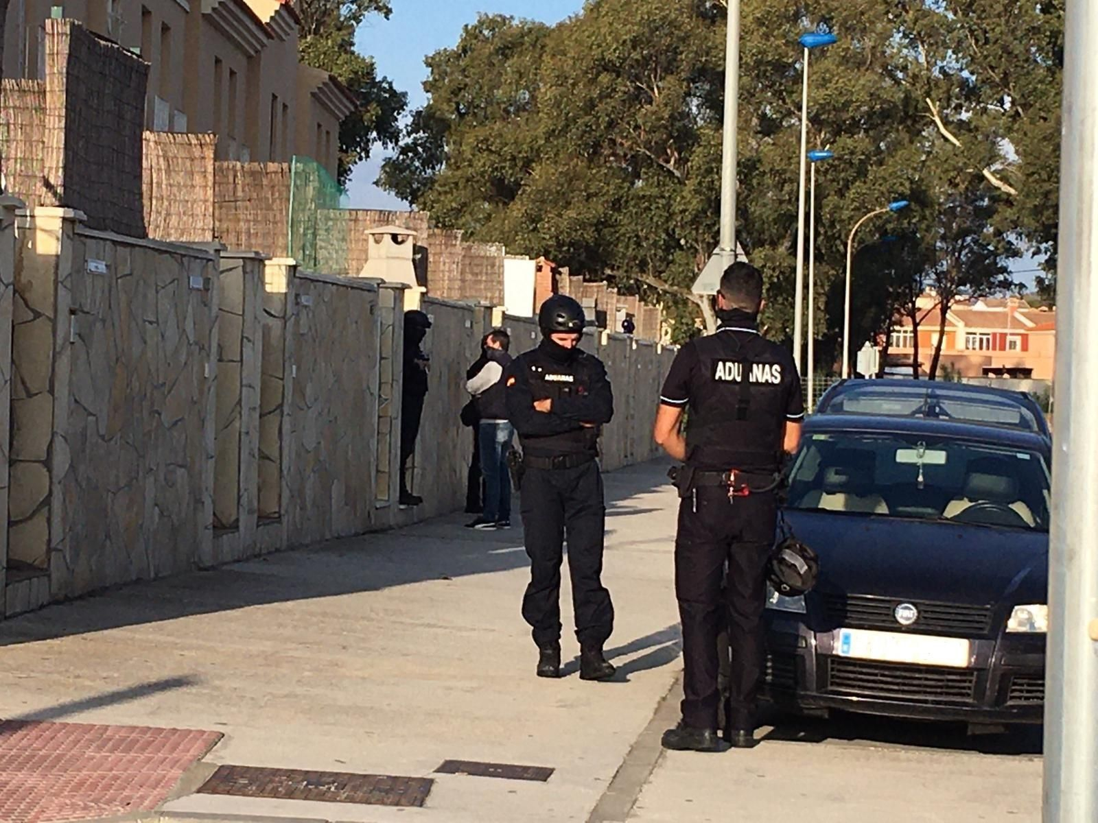 Registro de Aduanas, en la mañana de hoy, en una vivienda de la calle Cabo Creus, en El Rinconcillo.