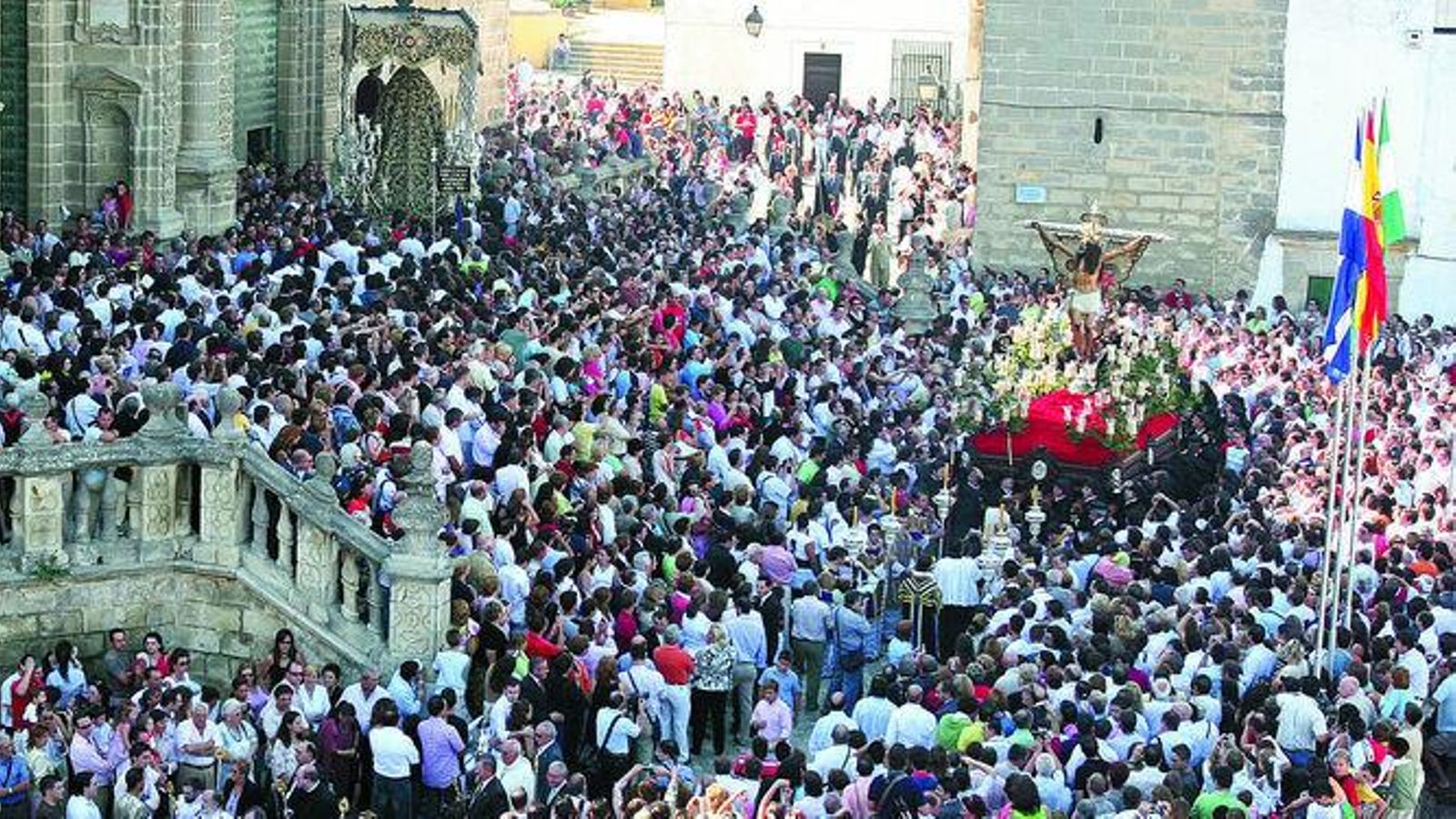 Encuentro Nacional de Cofradías en la escalinata de la Catedral. Encuentro Nacional de Cofradías en la escalinata de la Catedral.