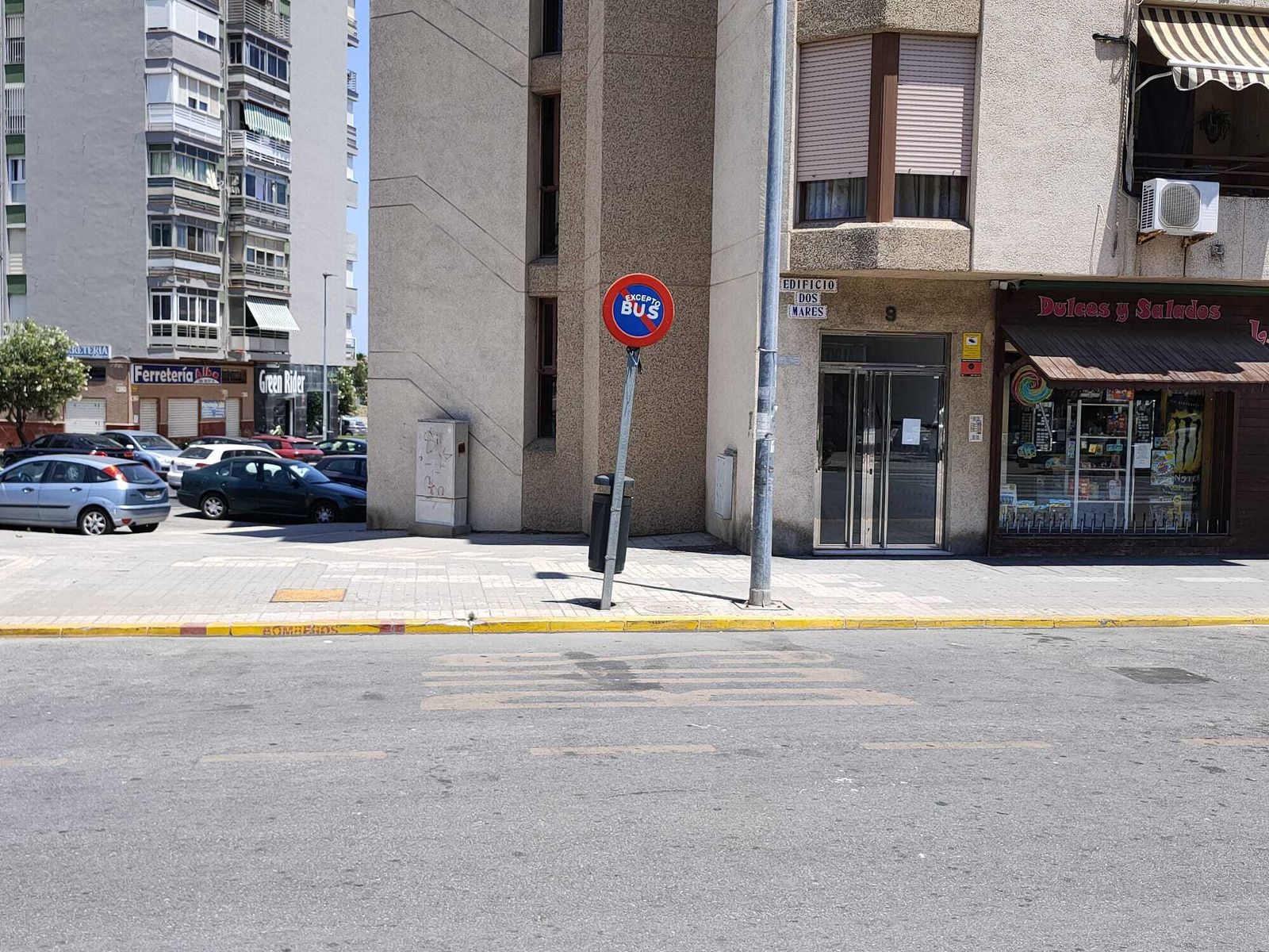 Una parada de autobús sin marquesina en San José Artesano.