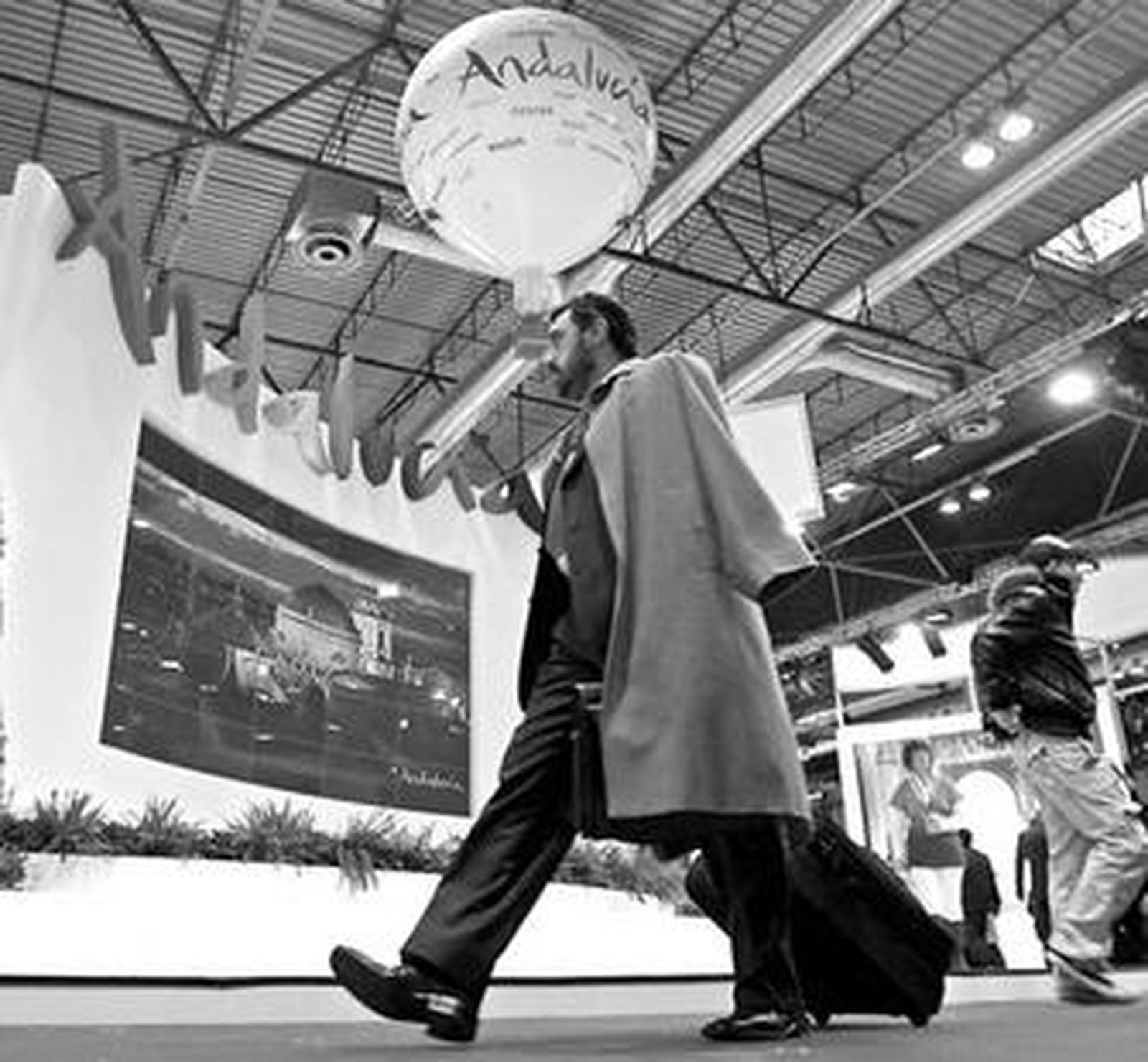 Un visitante pasea junto al expositor de Andalucía en la última edición de Fitur.