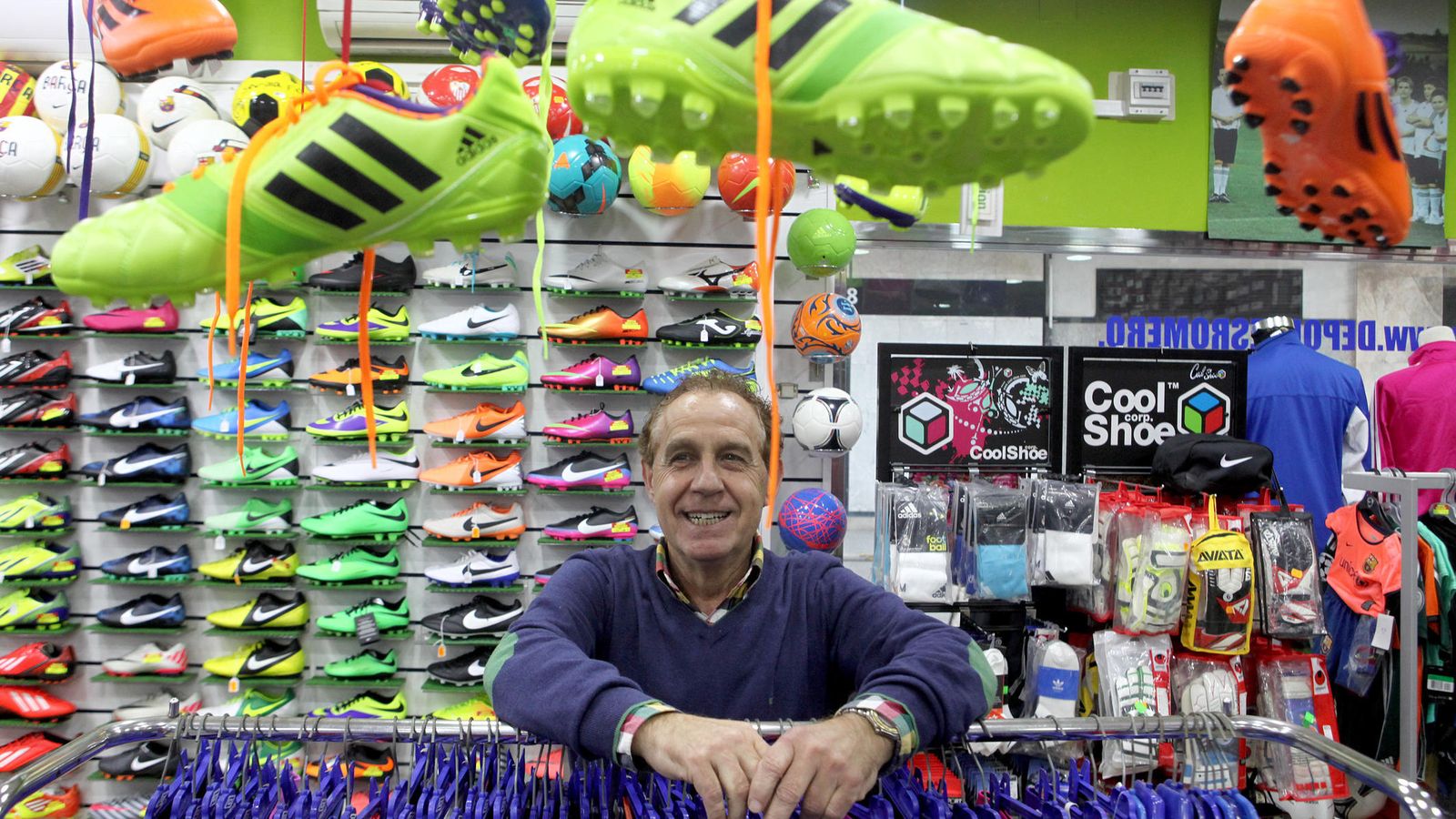 Paco Romero posa sonriente en su tienda durante una entrevista para 'Diario de Cádiz'.