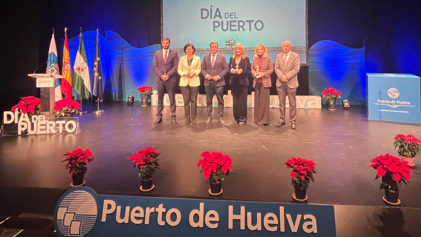 Foto de familia con los homenajeados en el acto del Día del Puerto.
