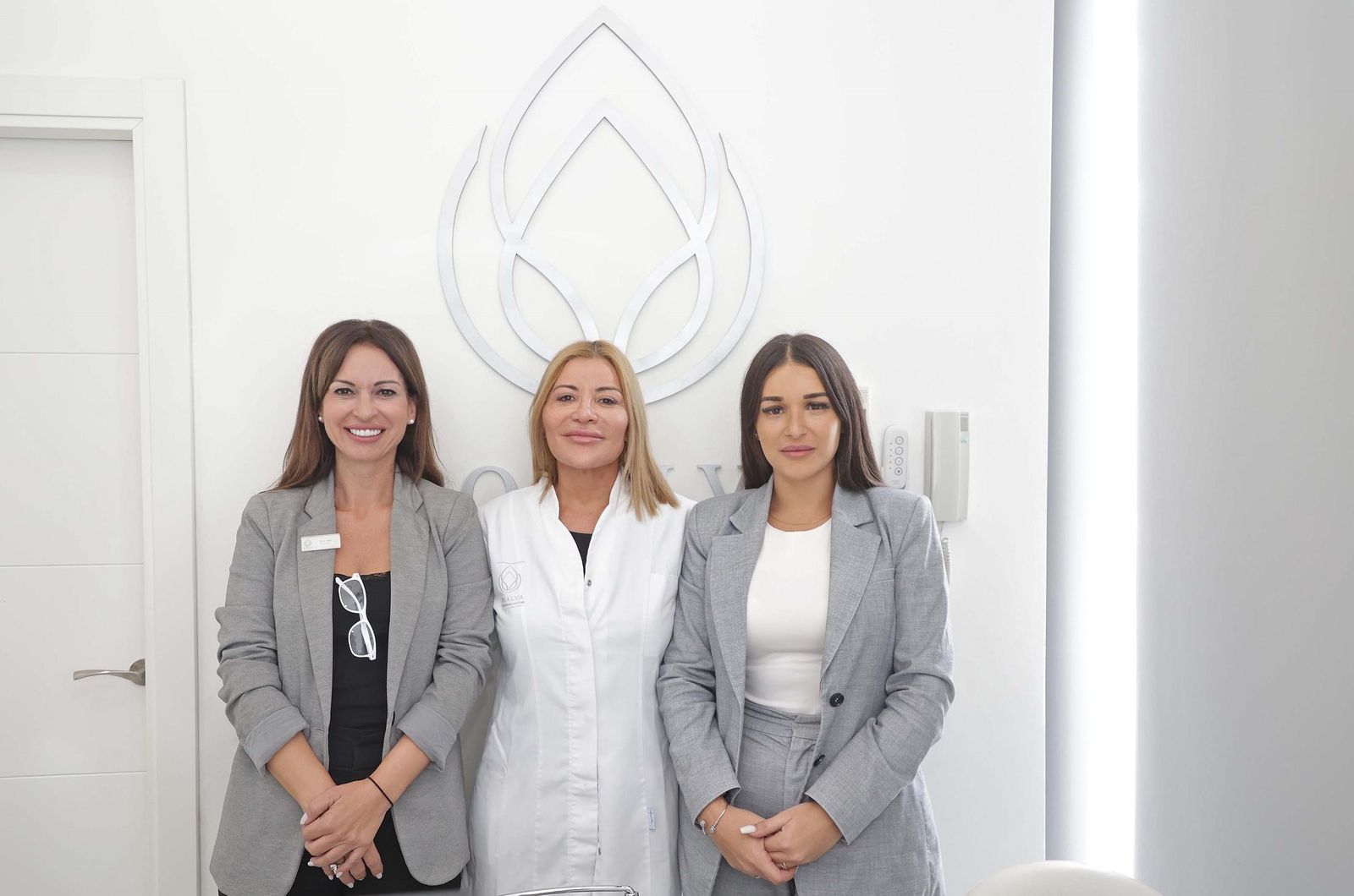 La doctora Rosalva Patillo Ramos junto a parte de su equipo.