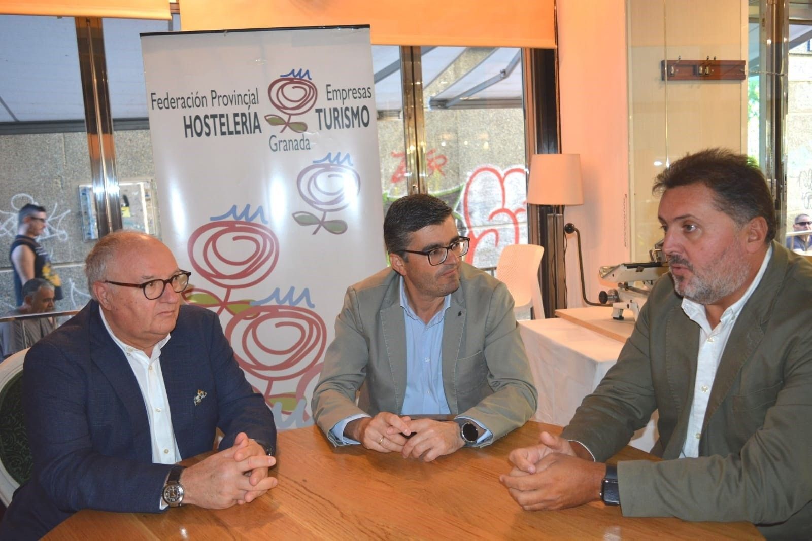 Imagen de la reunión entre la Junta de Andalucía y la Federación de Hostelería de Granada