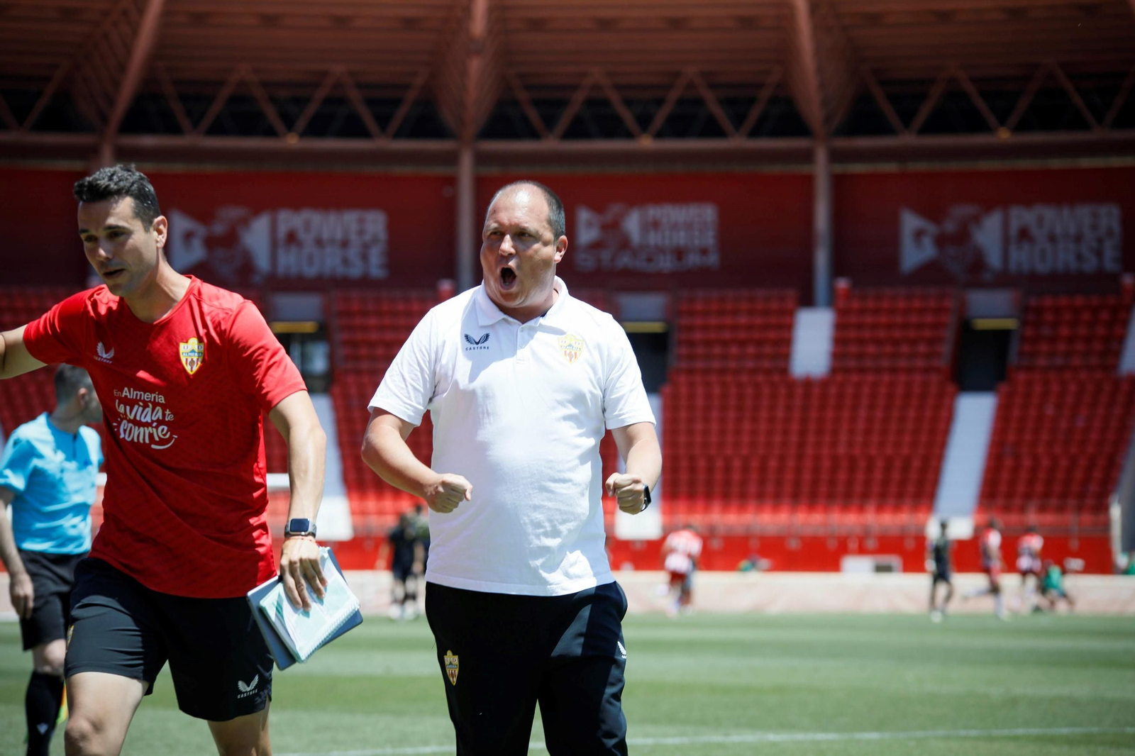 El técnico del Almería B, Alberto Lasarte, celebra un gol ante el Real Jaén hace dos temporadas.