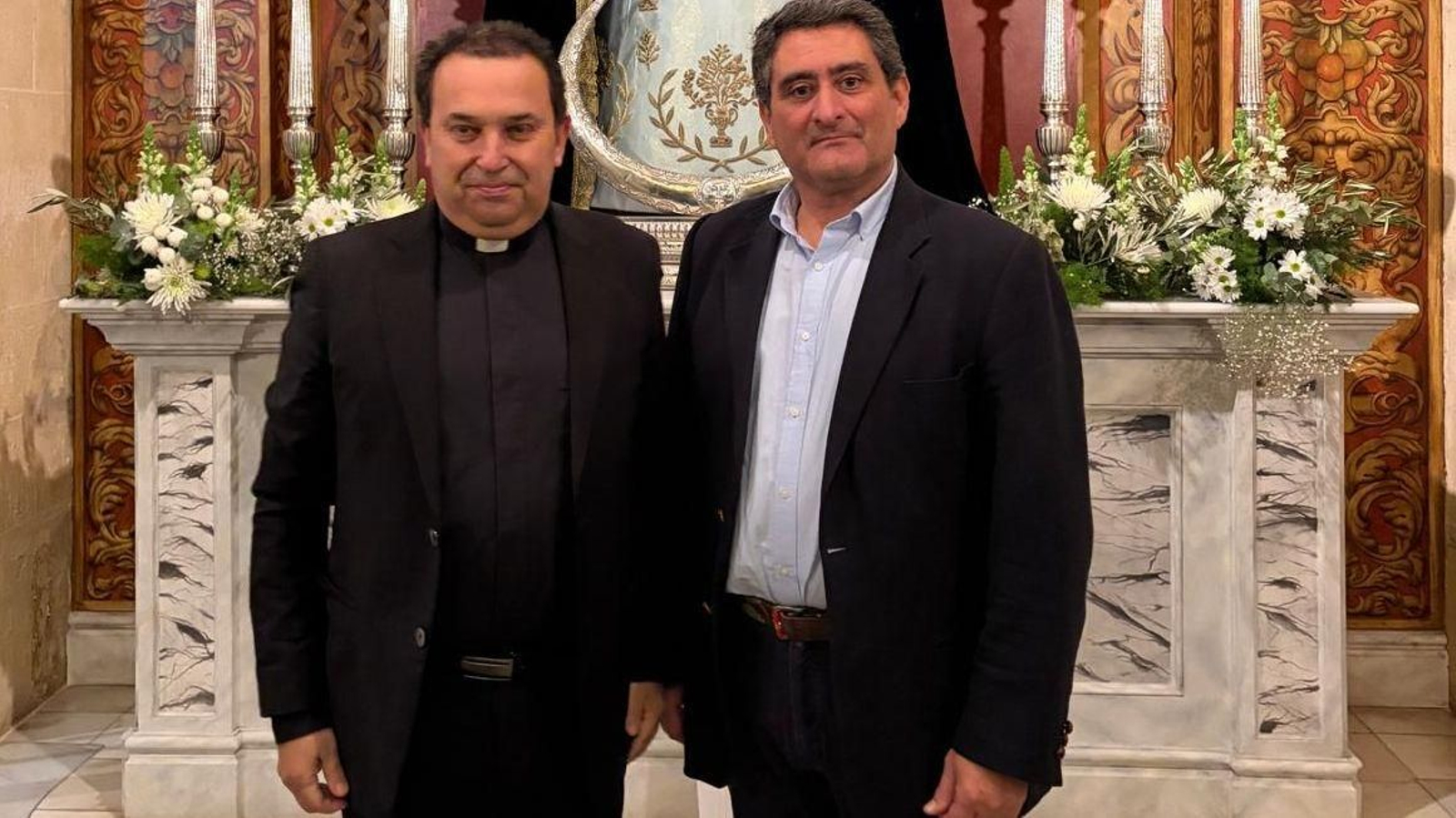 Manuel Báez, junto al director espiritual de la hermandad.