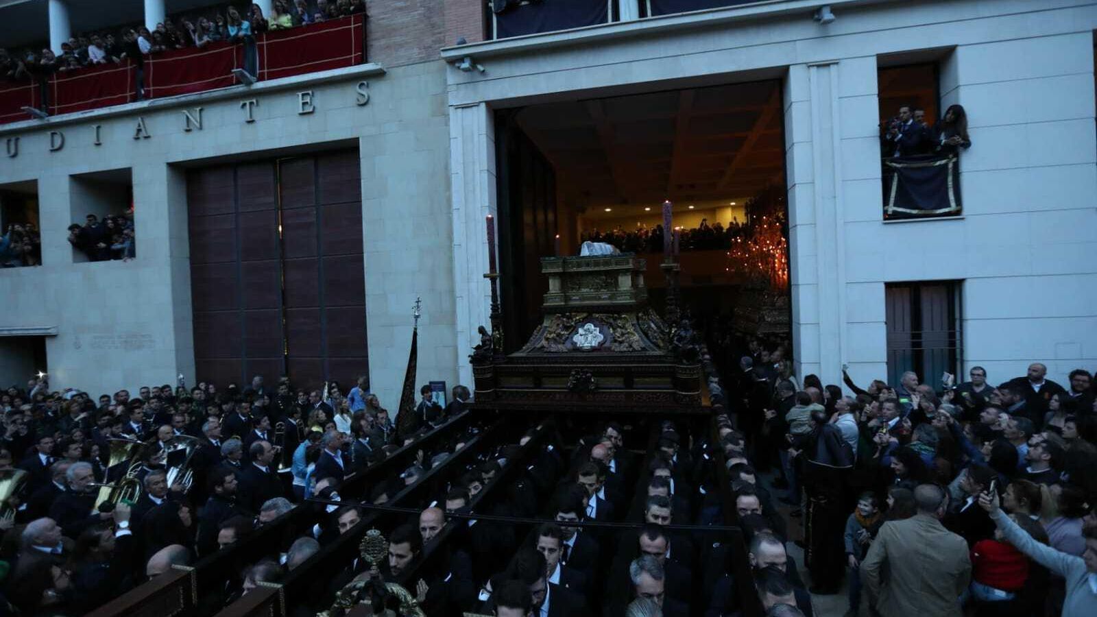 Jesús del Santo Sepulcro sale desde su casa hermandad. Jesús del Santo Sepulcro sale desde su casa hermandad.