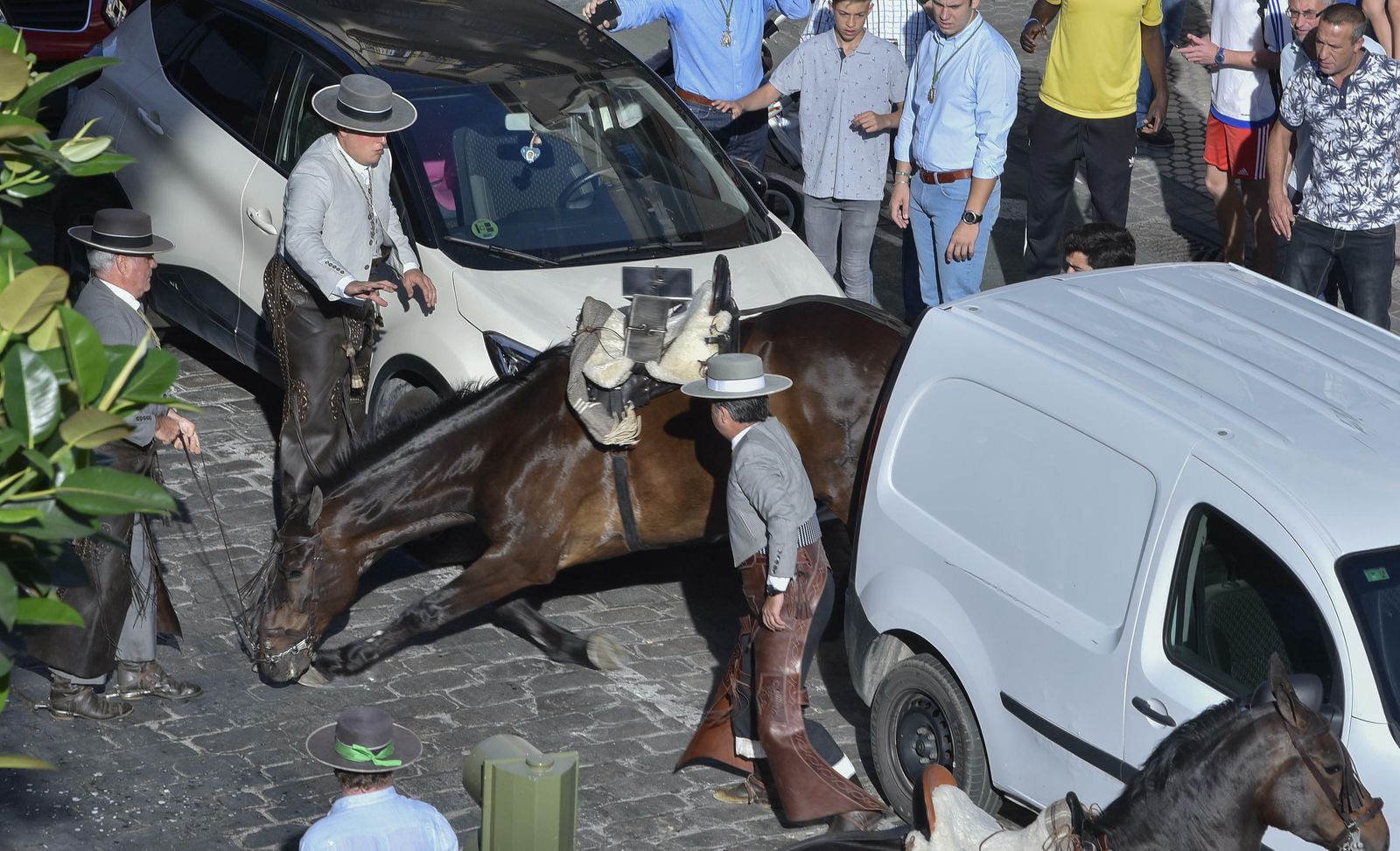 La salida de la Hermandad del Rocío de Triana, en imágenes