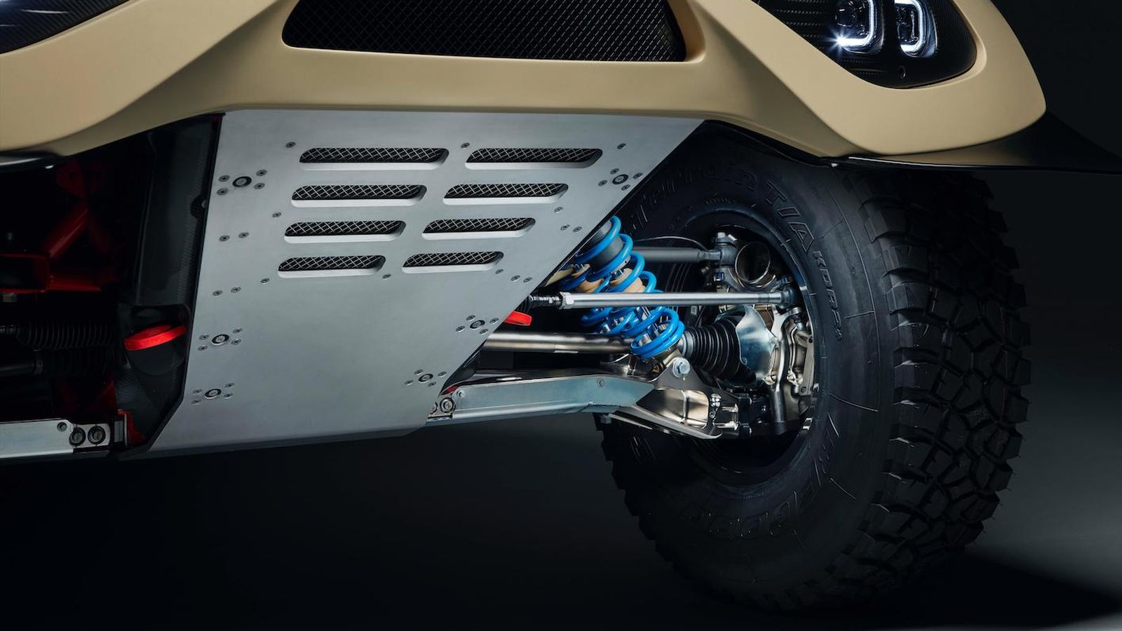 Protecciones para evitar cualquier daño a la mecánica y suspensiones que han ampliado su recorrido -nada menos que 35 cm respecto al coche de Loeb- para aportar suavidad y una capacidad para rodar muy rápido por terrenos accidentados.