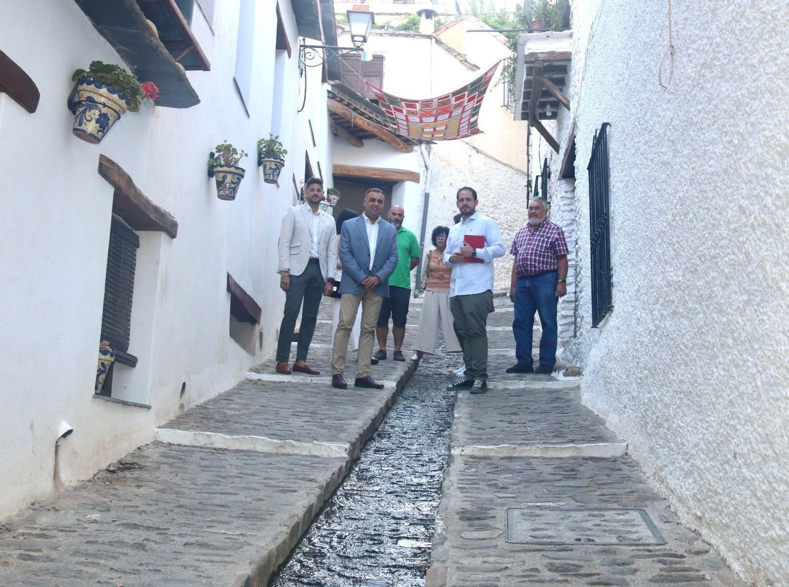 Imagen de la visita de los miembros de la Diputación de Granada a Pampaneira