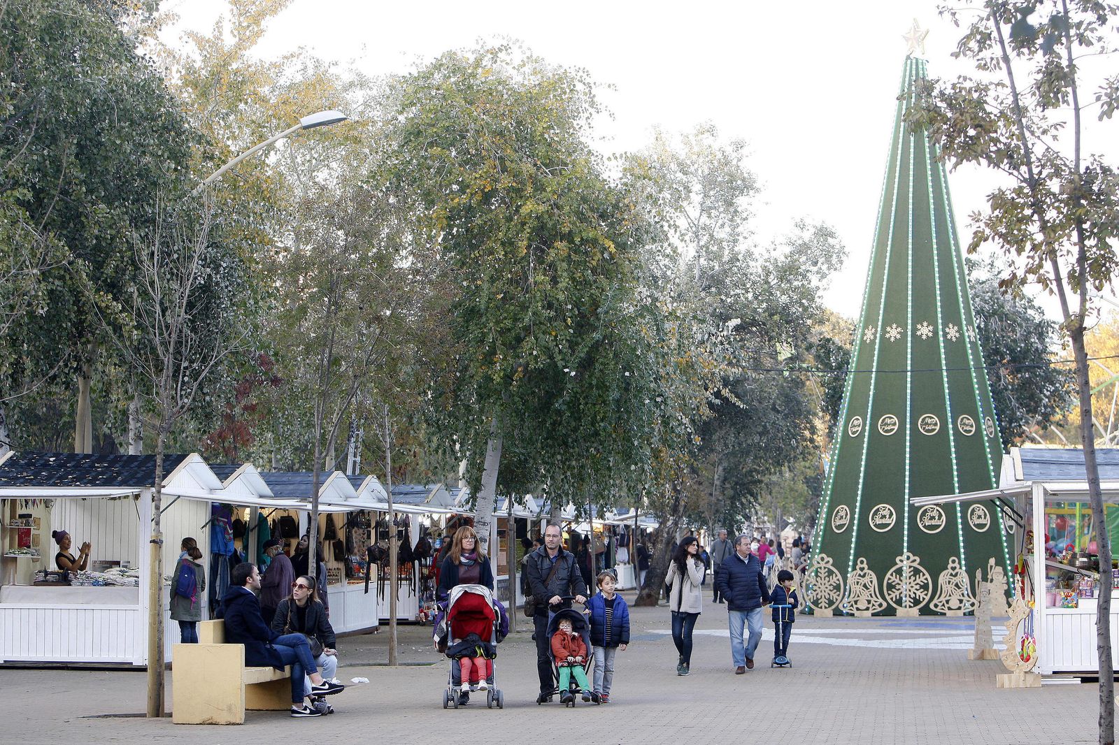 Imagen de archivo de una zona de ocio navideño en la Alameda de Hércules en el puente de diciembre.