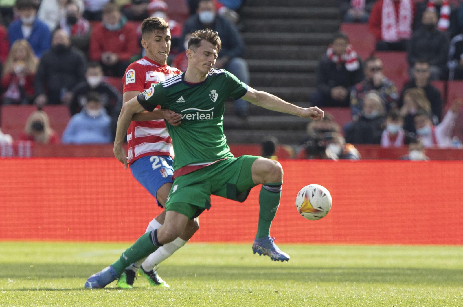 Torrente y Budimir, en una acción del Granada-Getafe