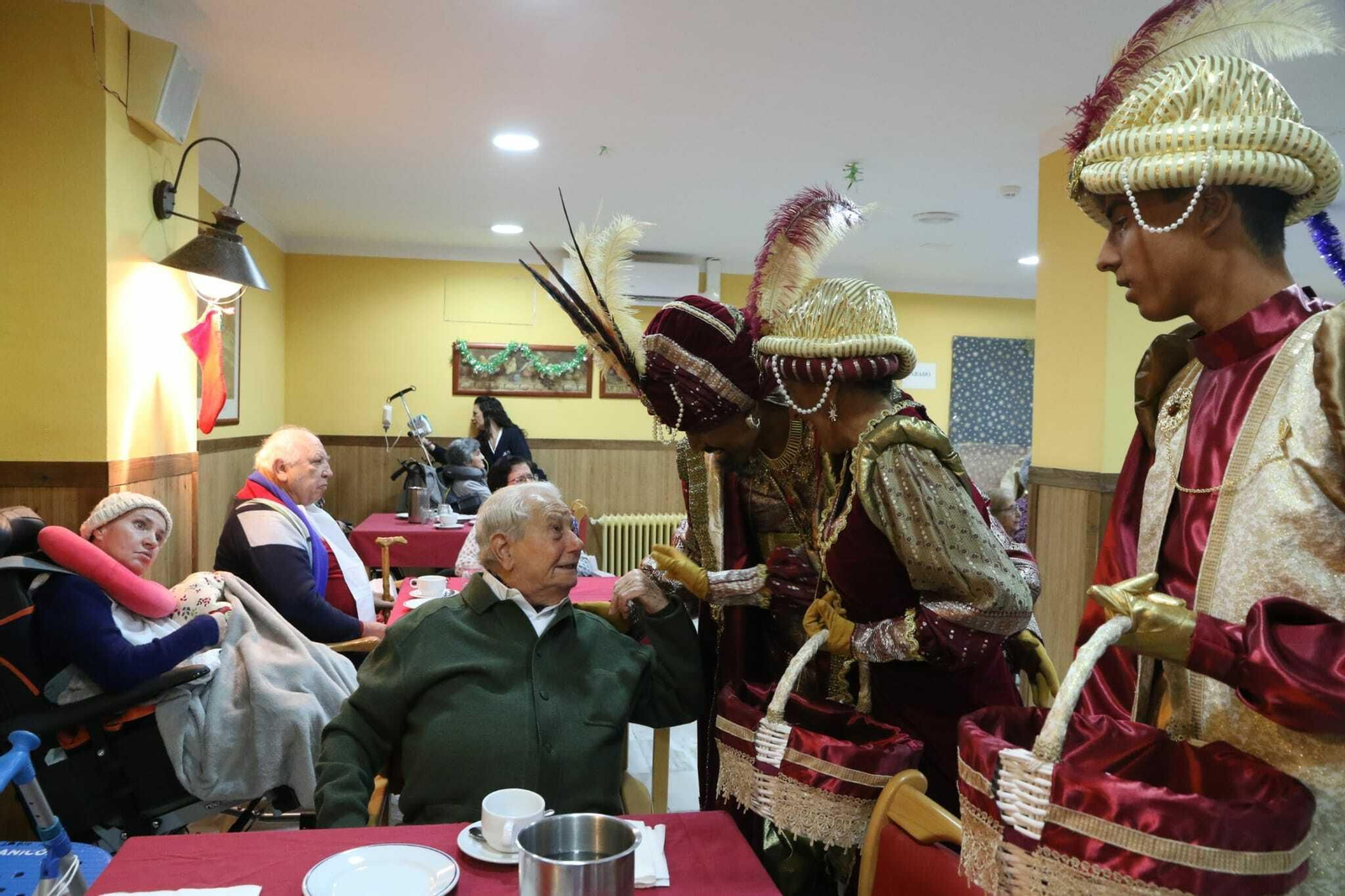 Los Reyes Magos visitan a los abuelos de Cádiz