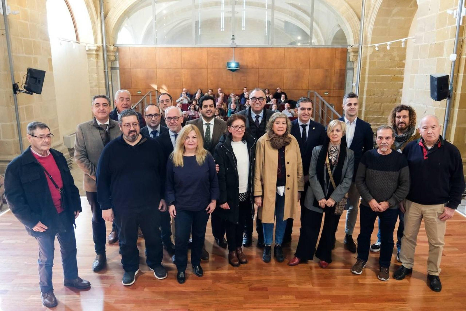 Foto de familia en el foro celebrado en Baeza.