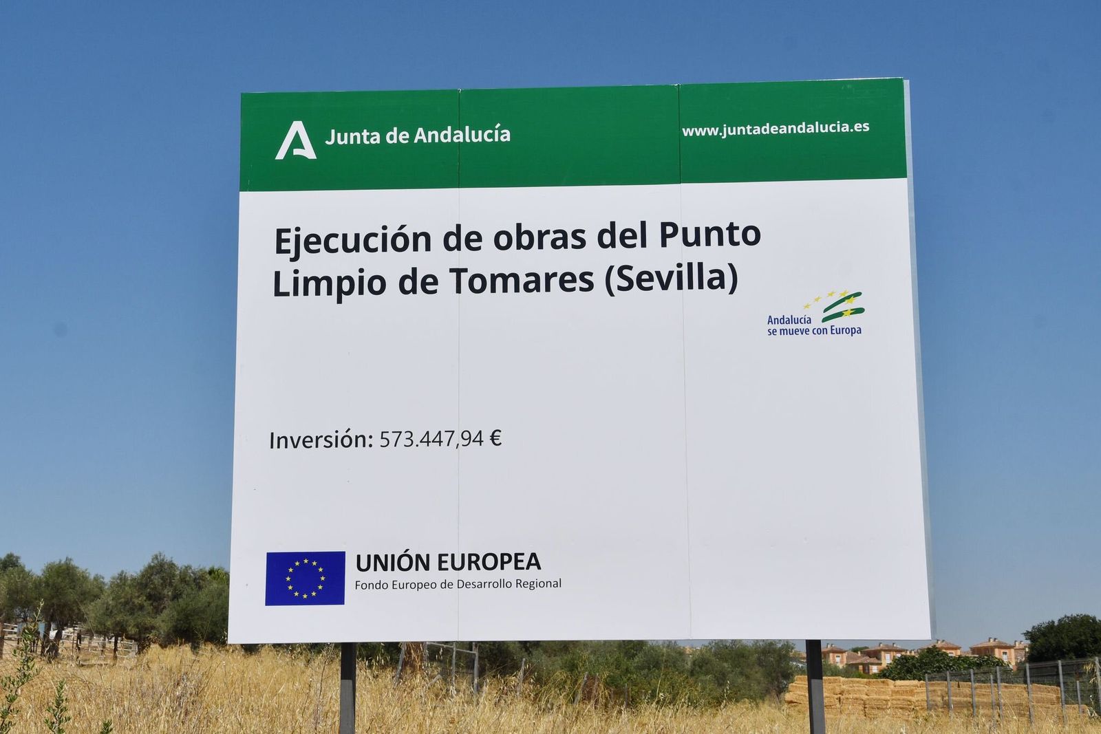 Cartel en la zona en la que se va a ejecutar el punto limpio en Tomares, junto a la subestación del Parque Empresarial Zaudín.