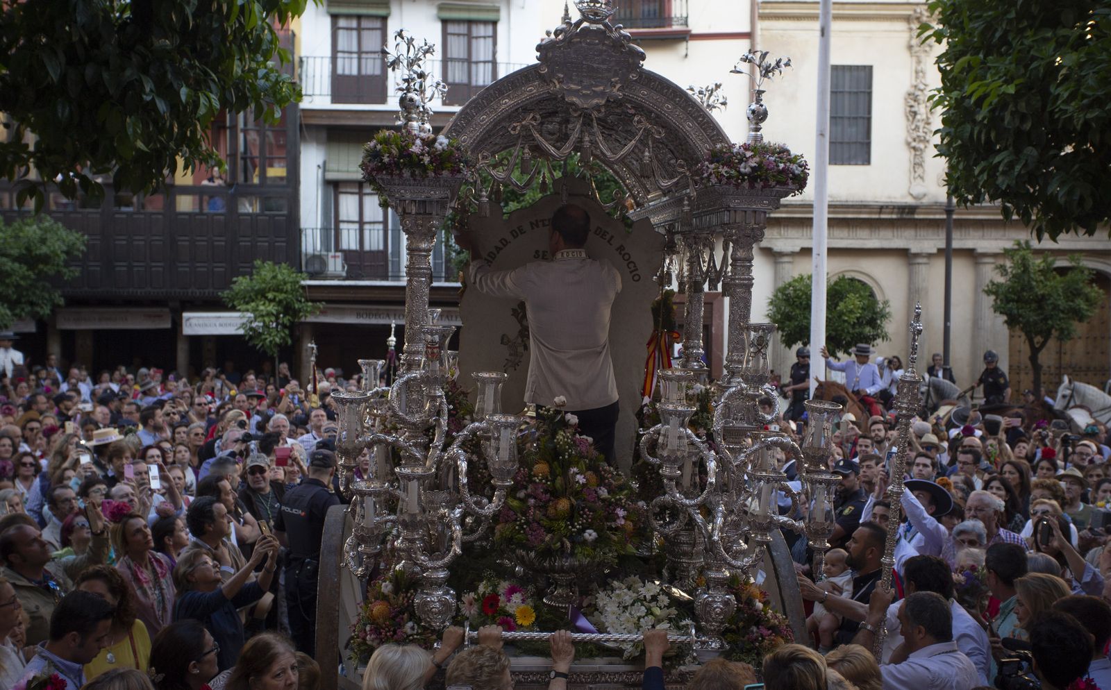 Salida de la Hermandad de Sevilla hacia El Rocío