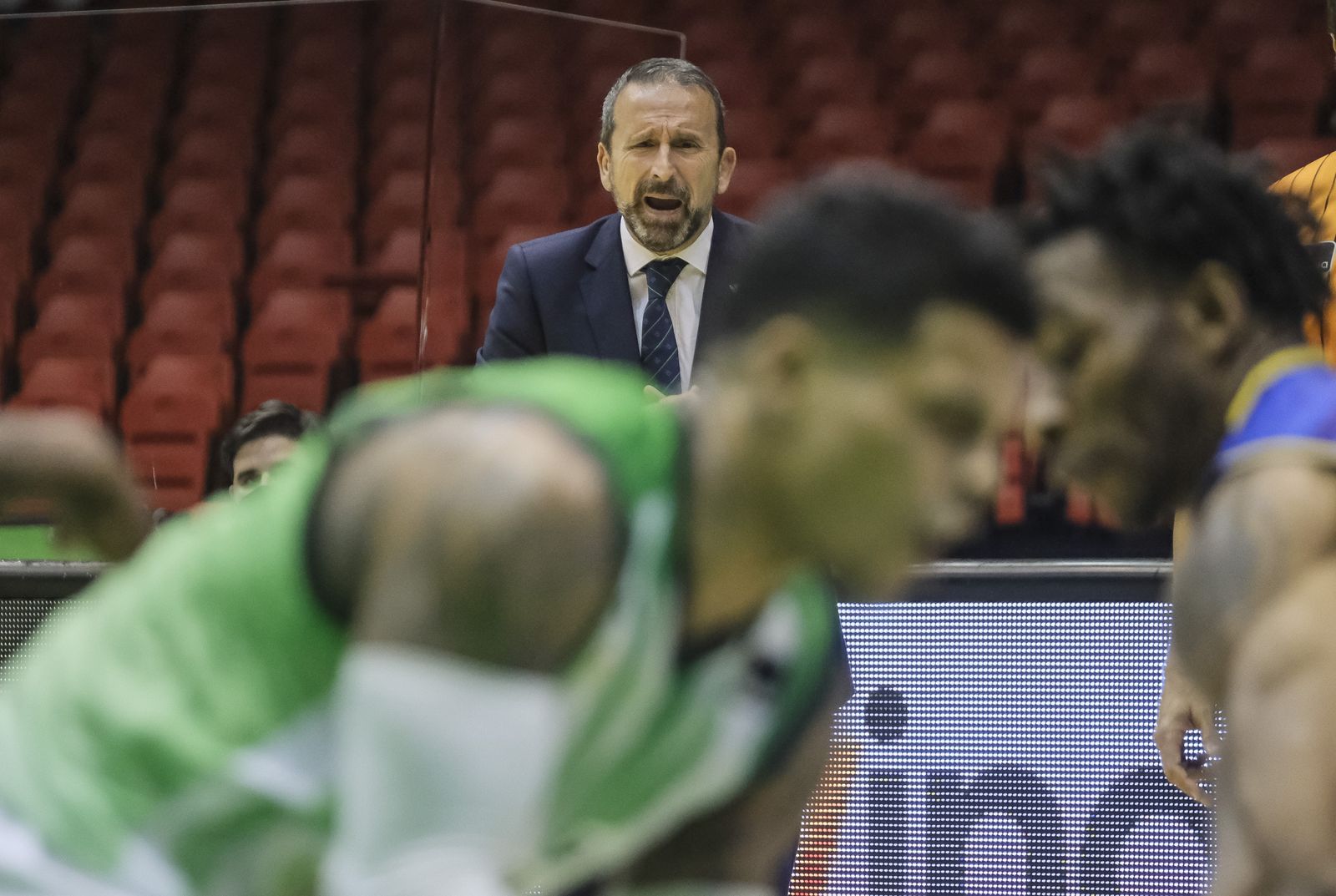 Plaza da instrucciones a su equipo durante el partido ante el Gran Canaria.