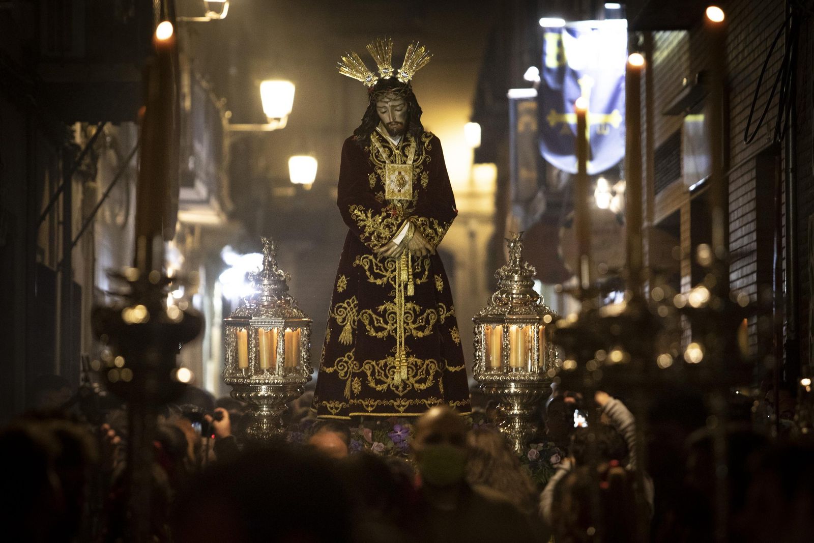 Los vía crucis del Viernes de Dolores, en imágenes