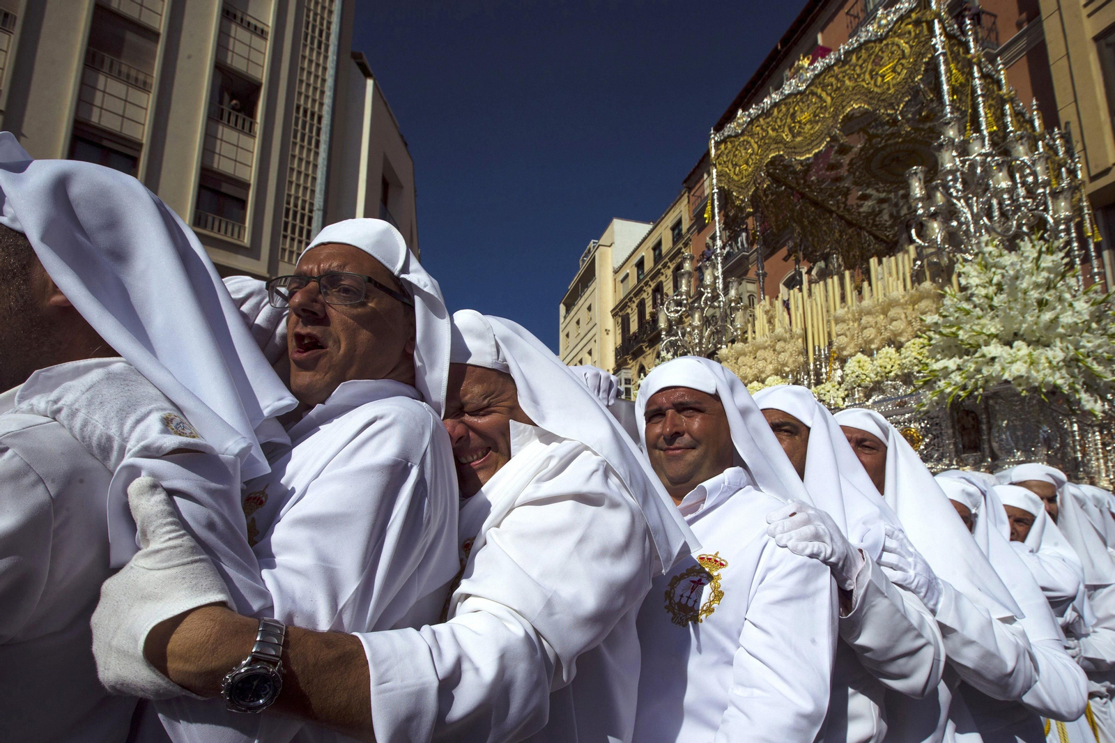 Hombres de trono portan a la Virgen del Rocío. Hombres de trono portan a la Virgen del Rocío.