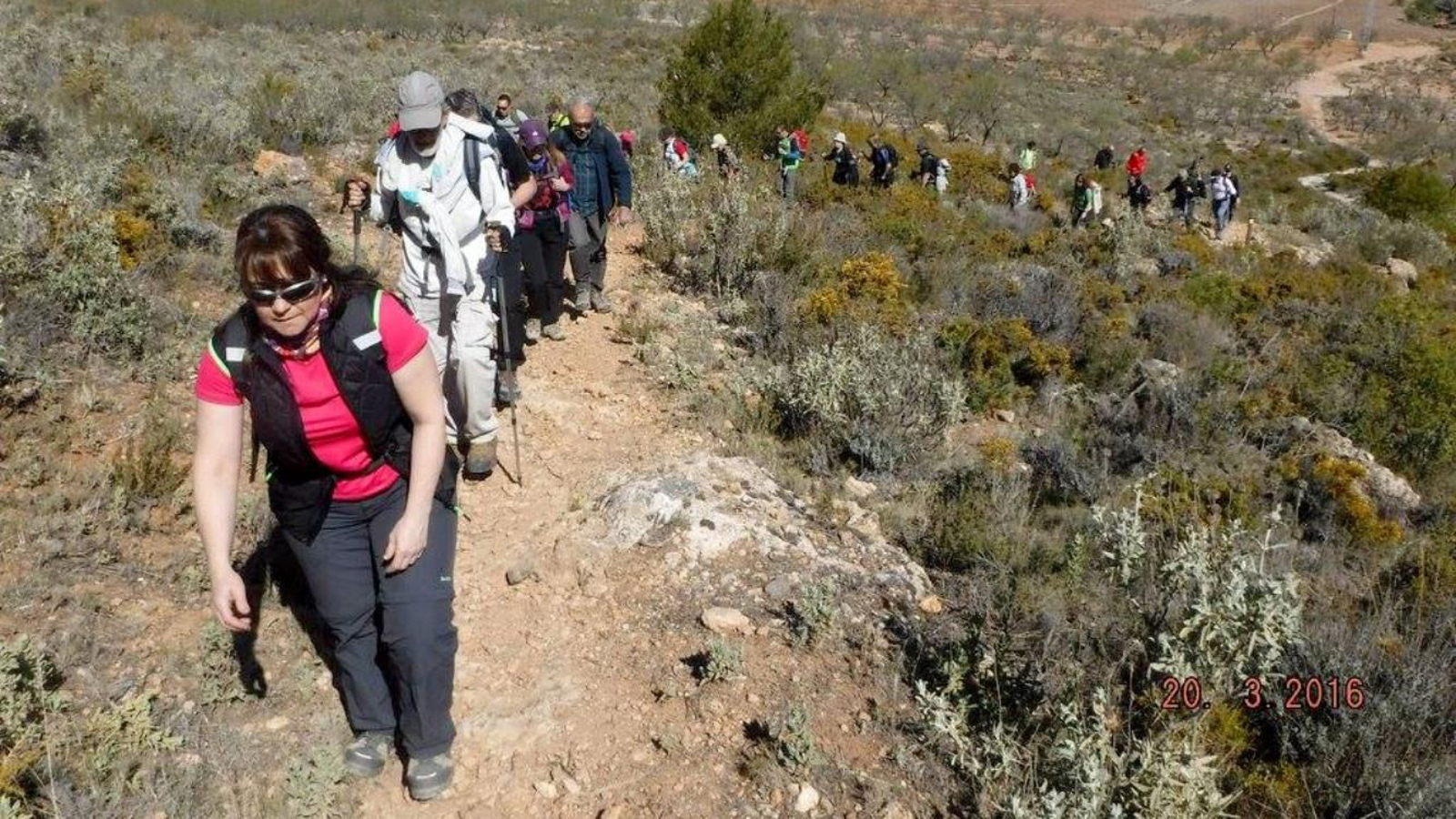 Un grupo de senderistas en una de las rutas de la provincia.