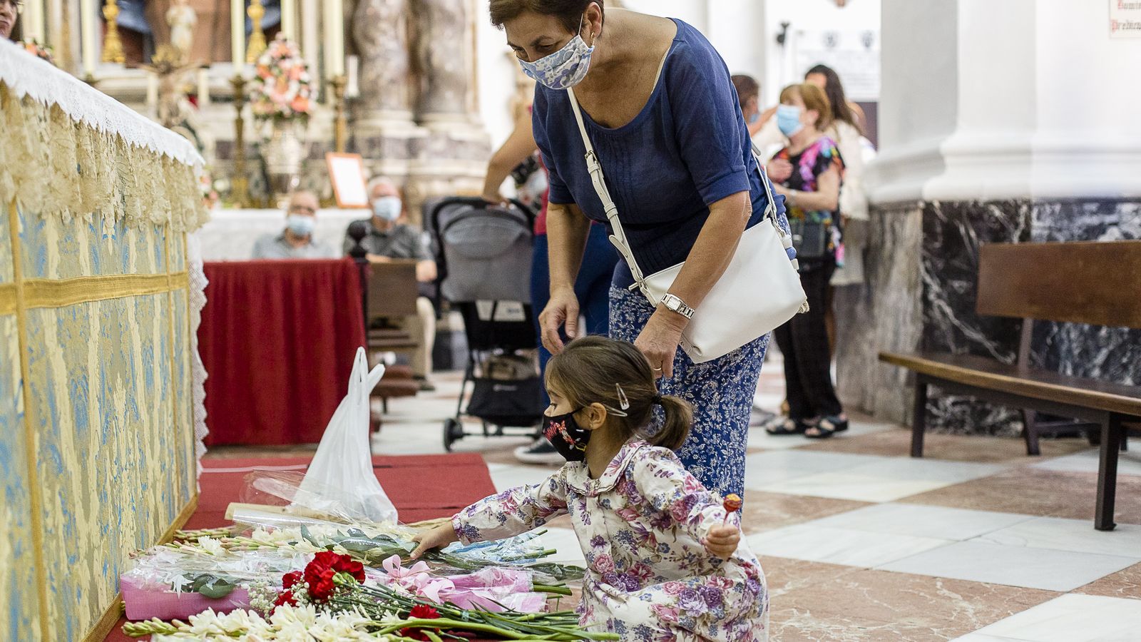 Imágenes de la celebración del día de la Virgen del Rosario en la iglesia de Santo Domingo