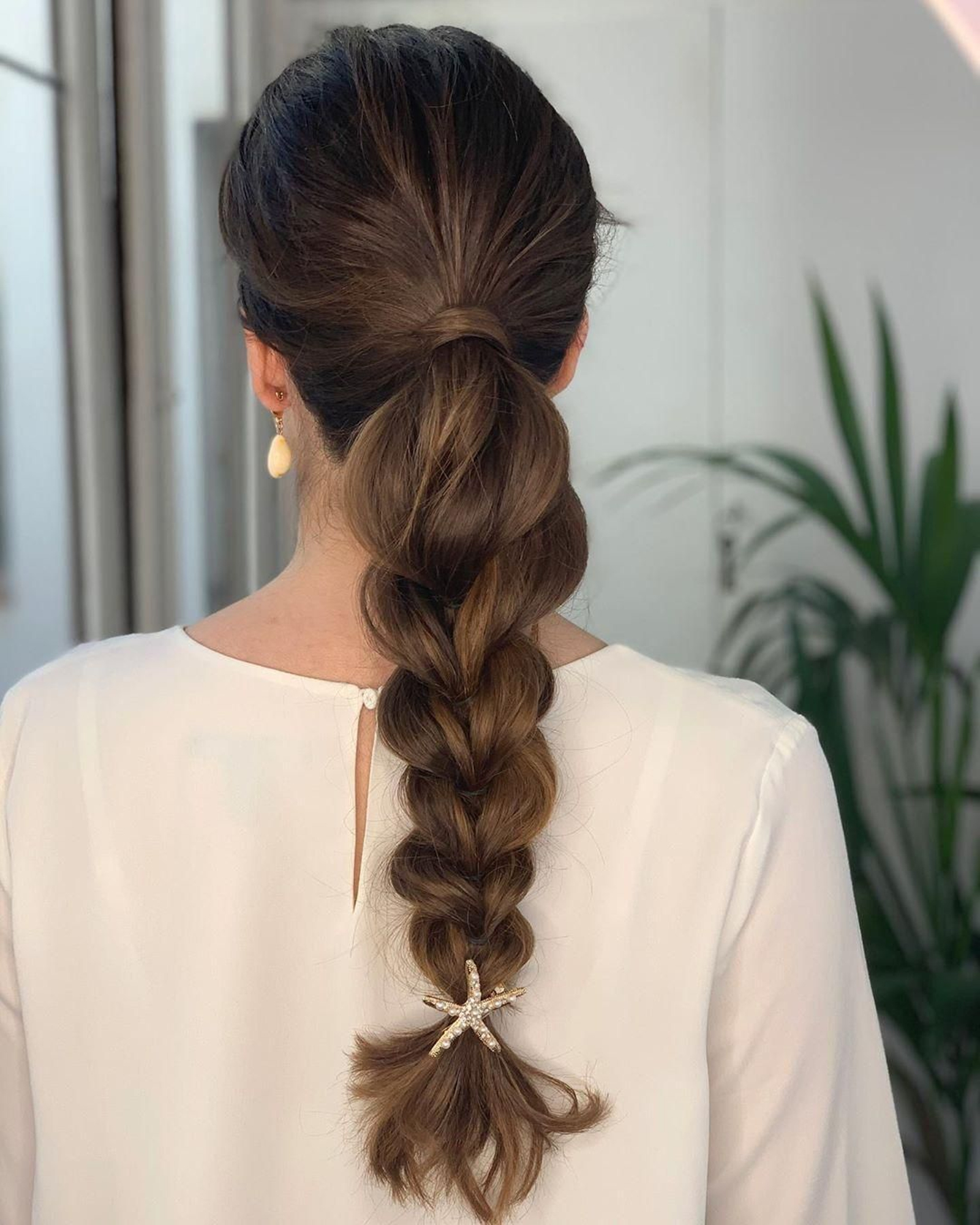 Los peinados de invitada para una boda de verano más inspiradores y estilosos