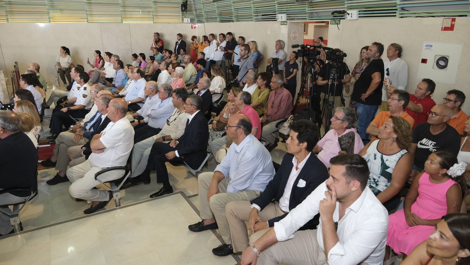 Imágenes de la entrega del Capote de Paseo a Jorge Martínez