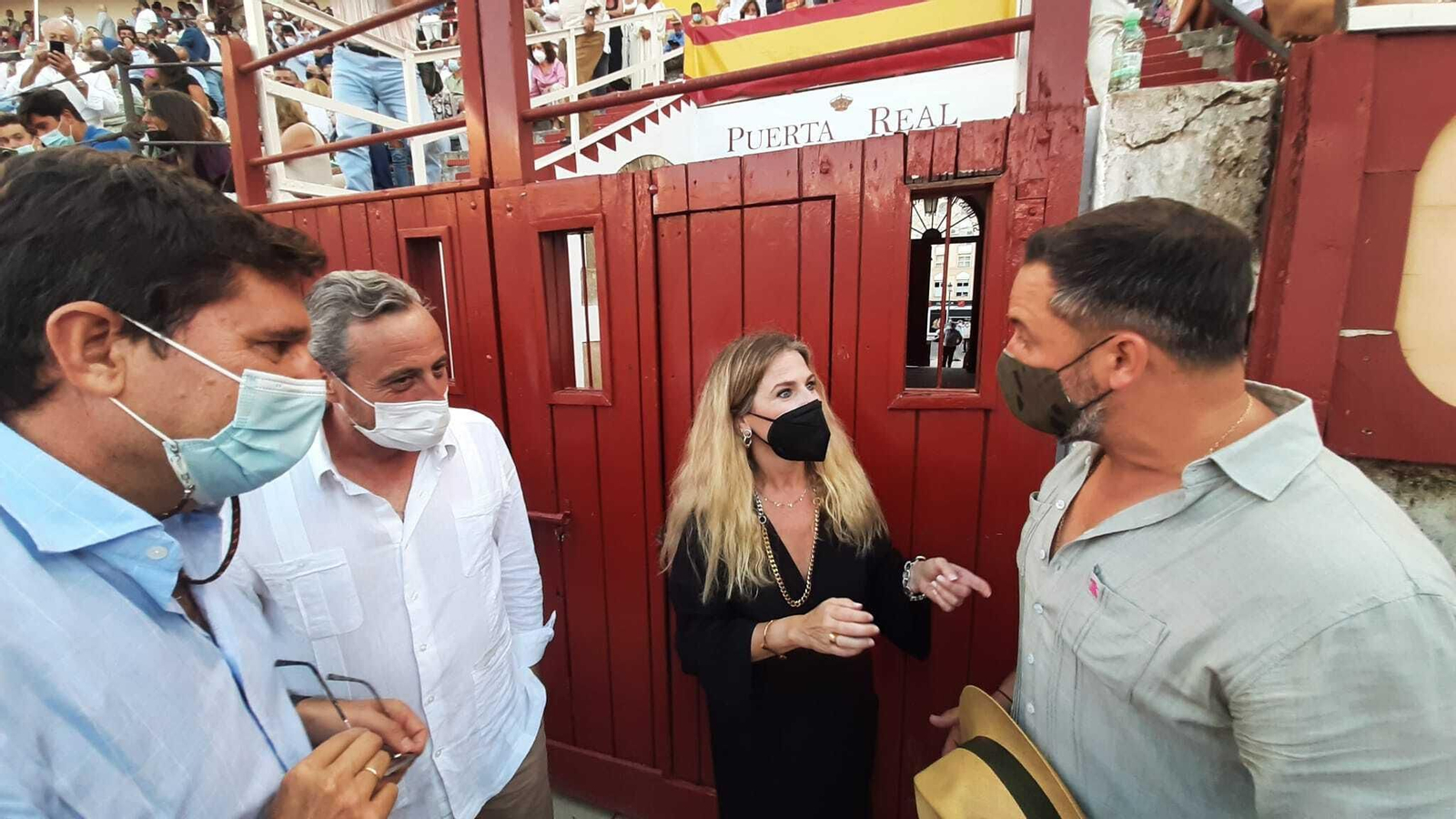 Encuentro de Ana Mestre y Santiago Abascal  en la corrida de toros de Morante de la Puebla.