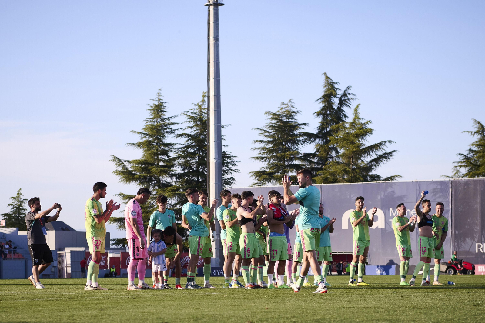 El comunión del malaguismo y la afición: Fiesta final en el Cerro del Espino