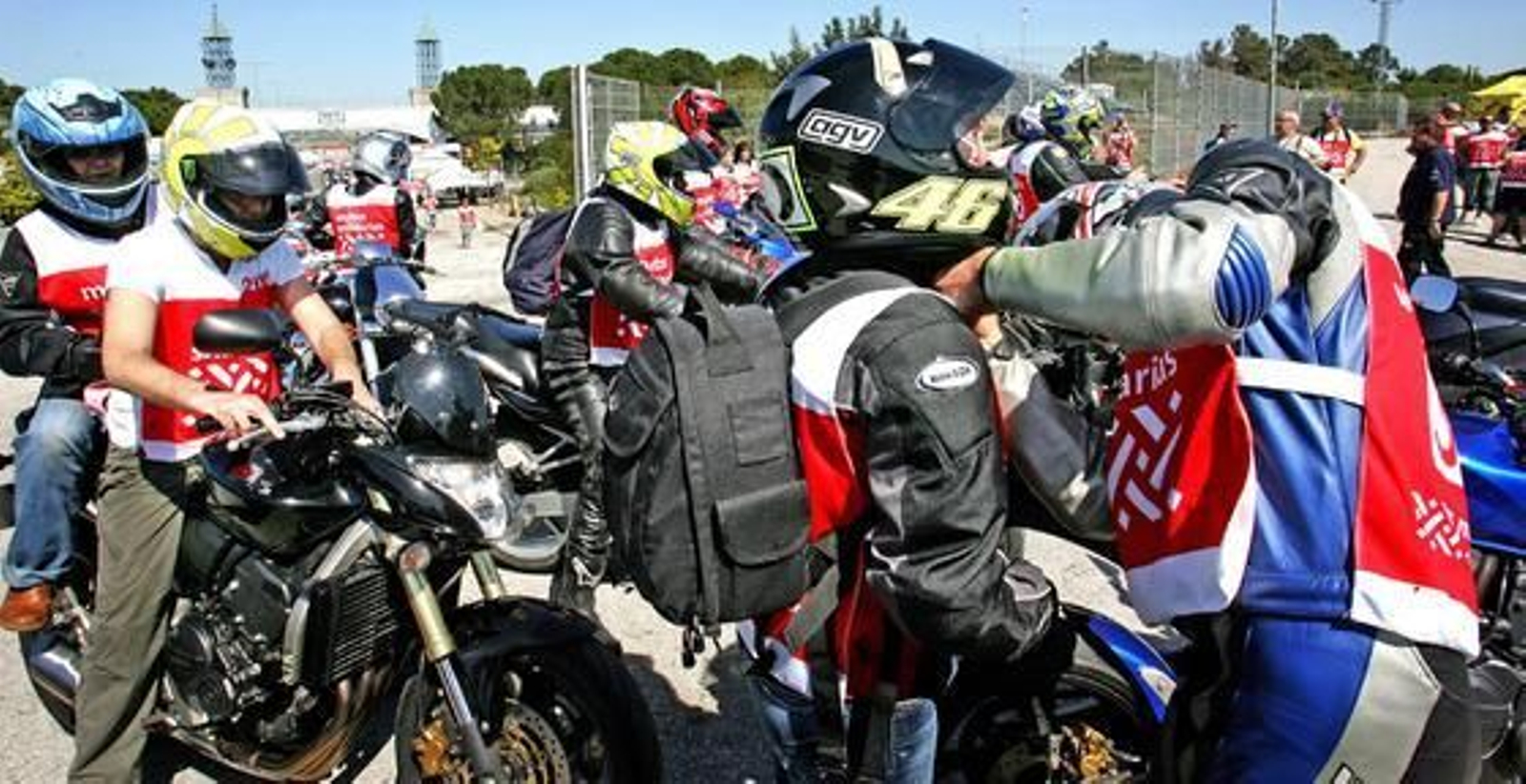 Miles de moteros procedentes de muy diversos lugares, ya ha llegado a Jerez para asistir a uno de los retos deportivos más importantes de cuantos se celebran en España. La DGT recuerda la necesidad de realizar una conducción prudente y de respeto entre vehículos que comparten un mismo espacio para circular.

Foto: Pascual