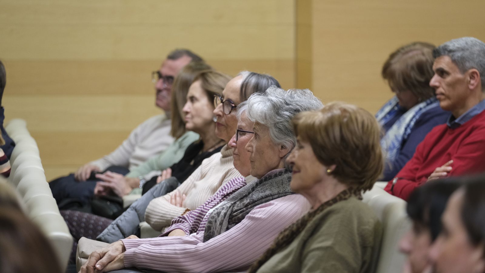 Imágenes del Diario de los Libros con la escritora ganadora del Premio Planeta 2022, Luz Gabás