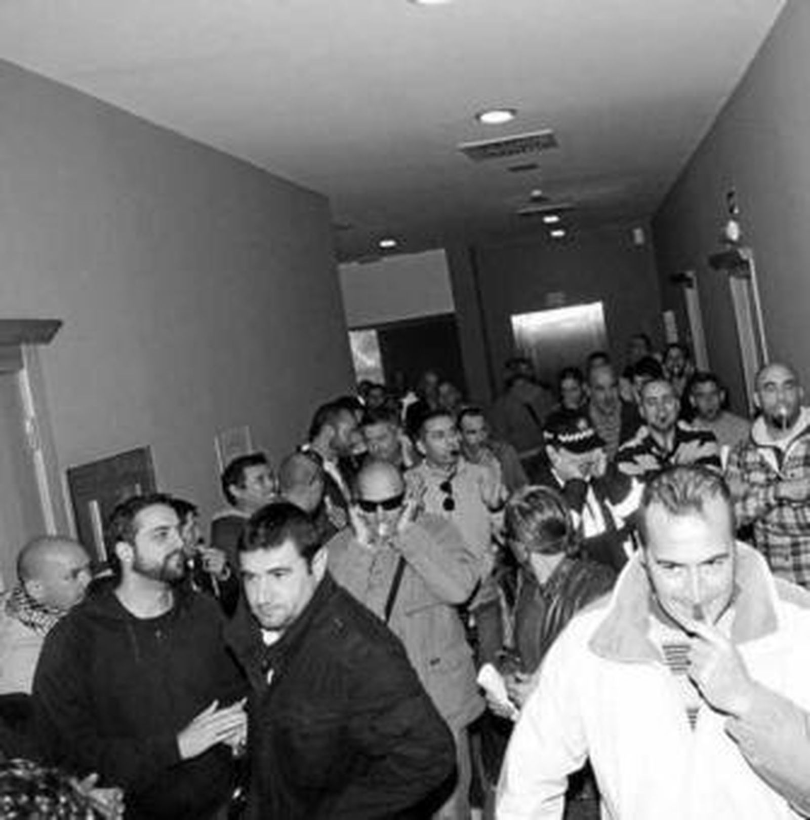 Policías locales, ayer a las puertas del despacho de la alcaldesa.