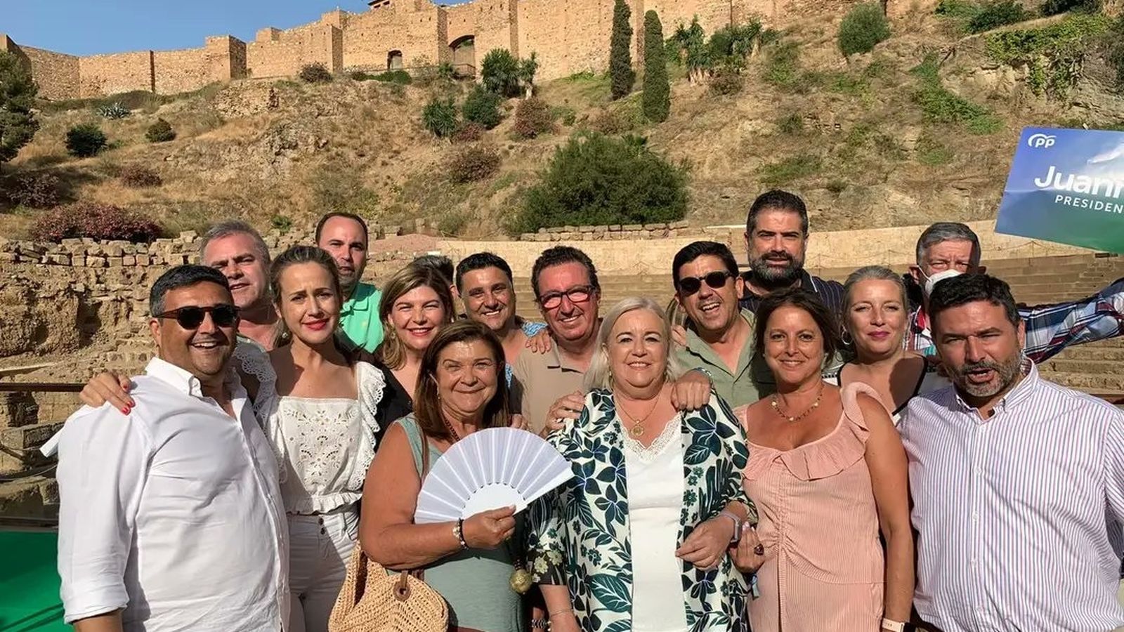 Representantes del PP de Huelva frente a la Alcazaba de Málaga en un acto de apoyo a Juanma Moreno.