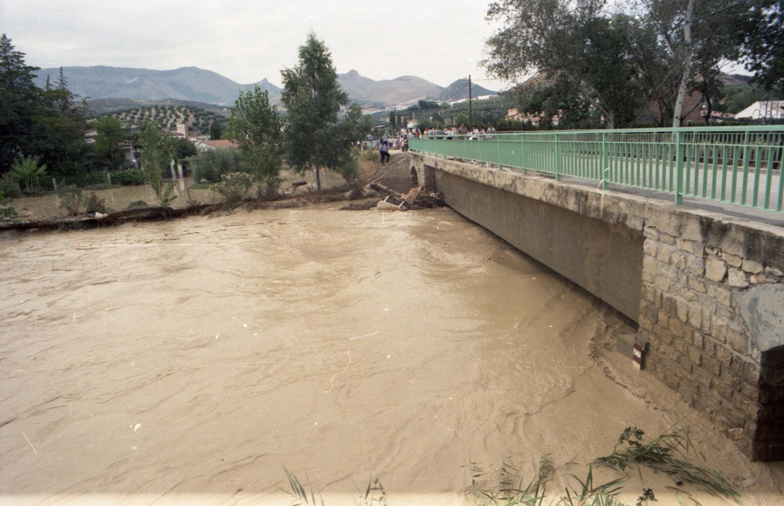 Los efectos de la riada en el Puente de la Sierra.