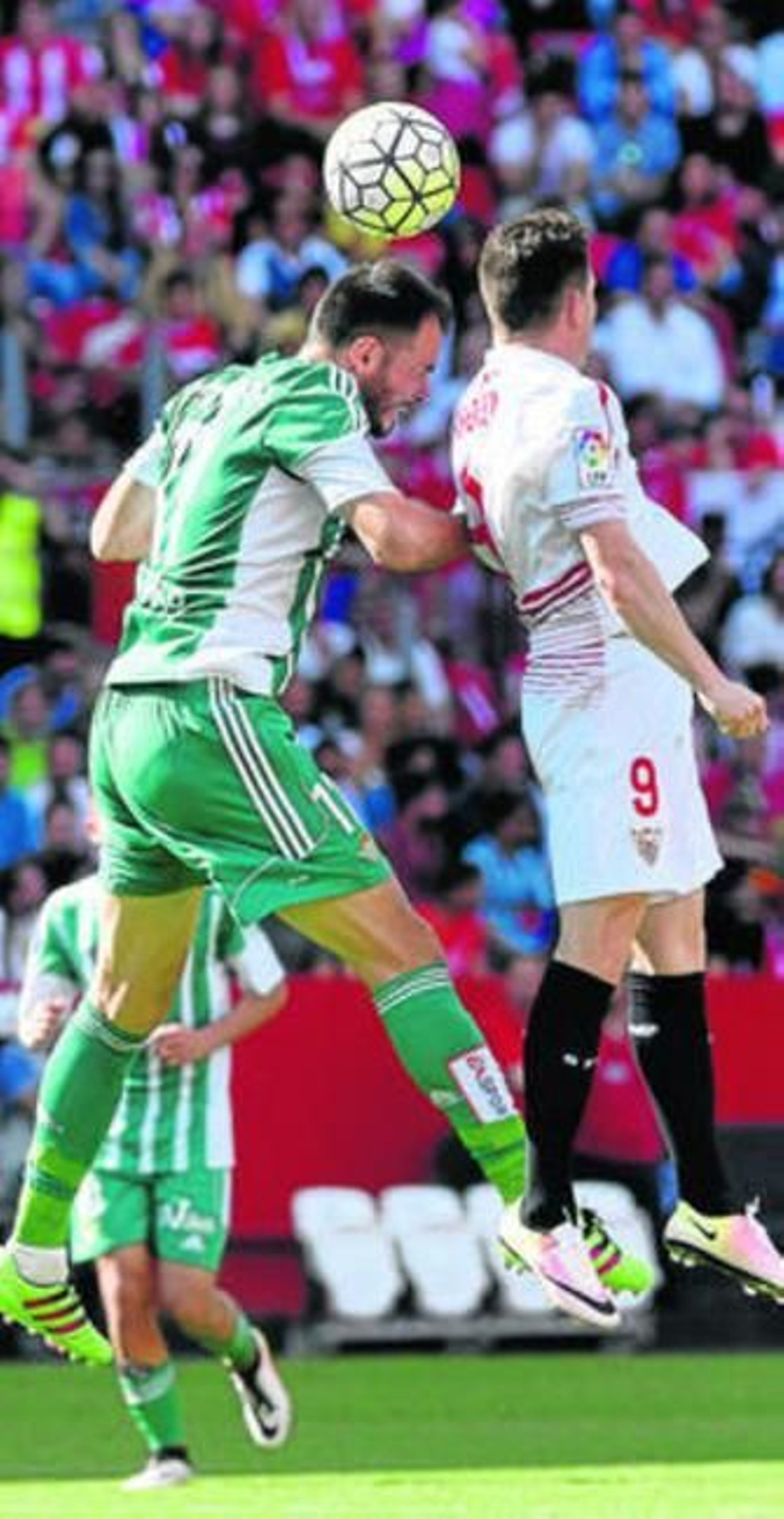 Westermann y Gameiro disputan un balón por alto.