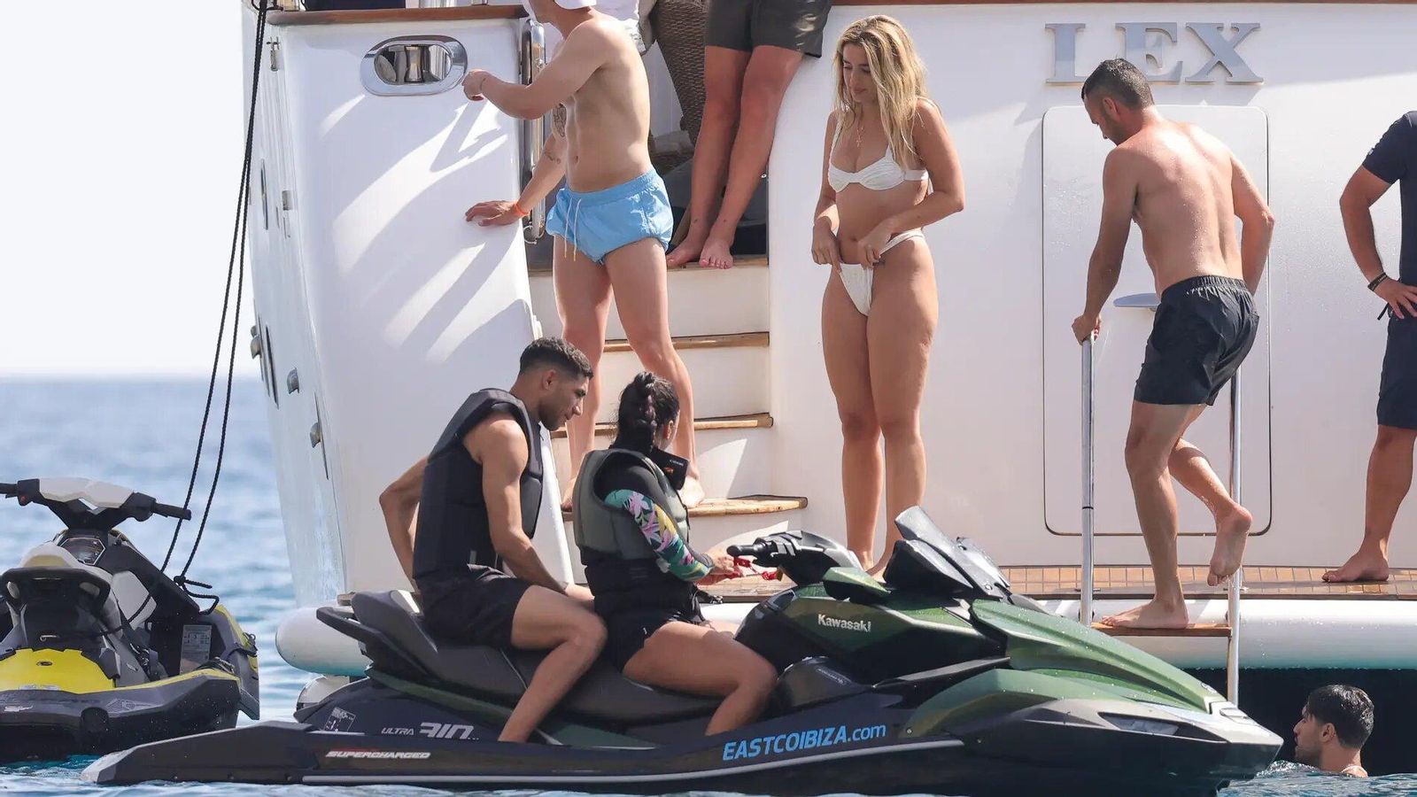 Achraf Hakimi montado en una moto de agua con Lola Índigo a bordo del yate.