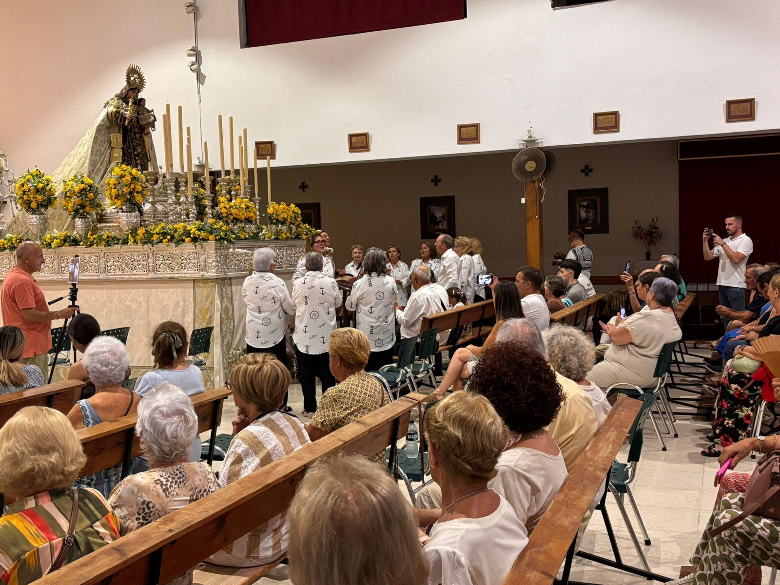 Imagen del momento de la actuación del coro 'Aires de Antaño'