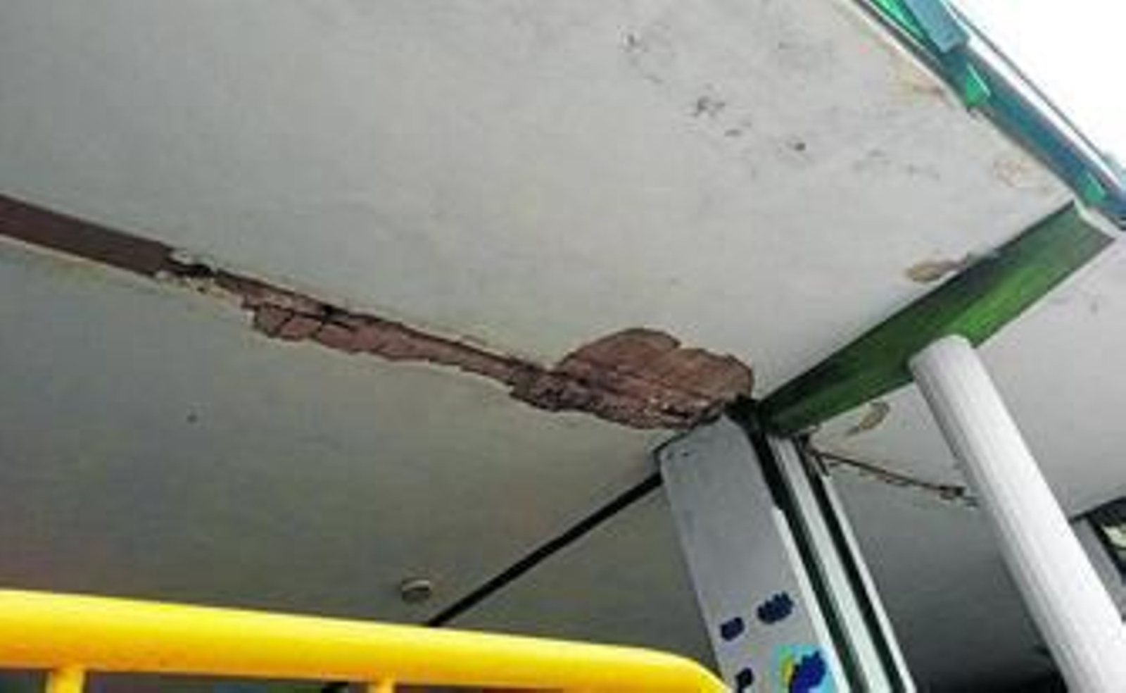 Grietas en uno de los techos del CEIP Los Prados.