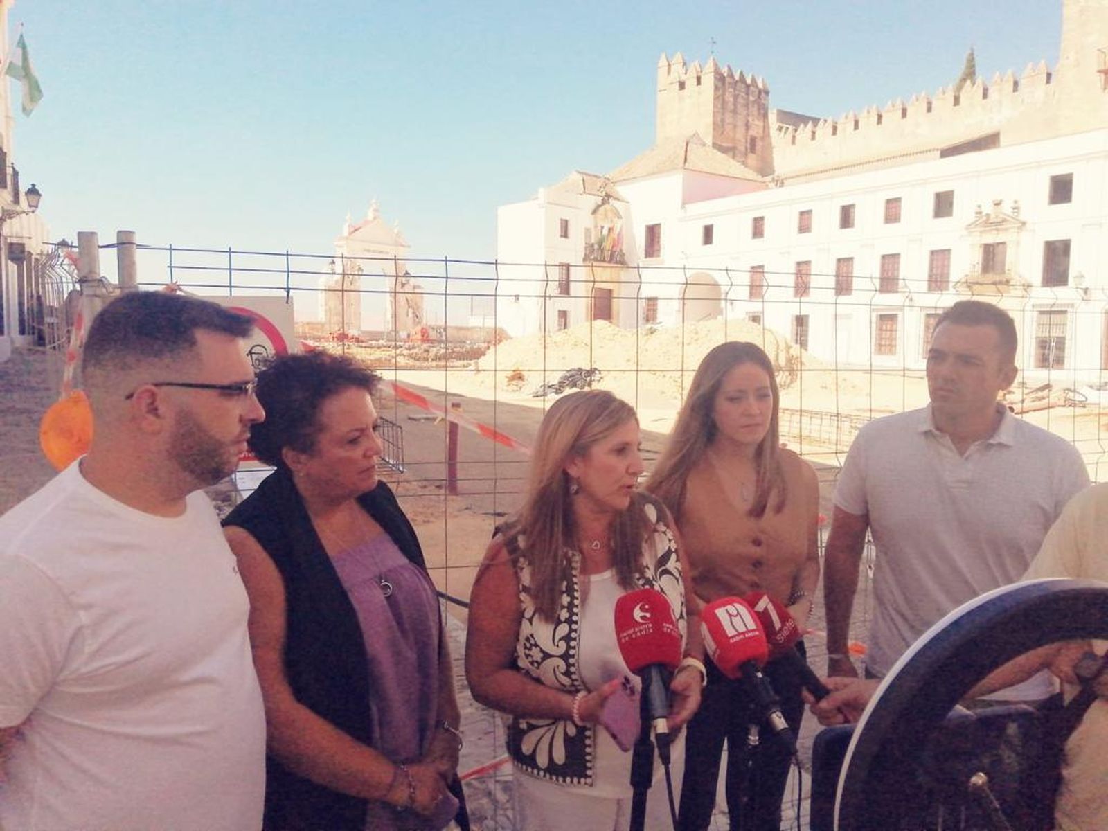 La socialista Irene García, con miembros del PSOE de Arcos, con las obras.
