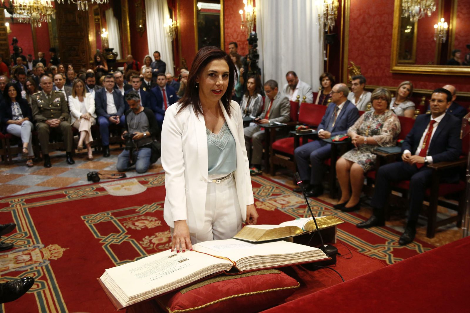 Las imágenes de la jornada de constitución del Ayuntamiento de Granada