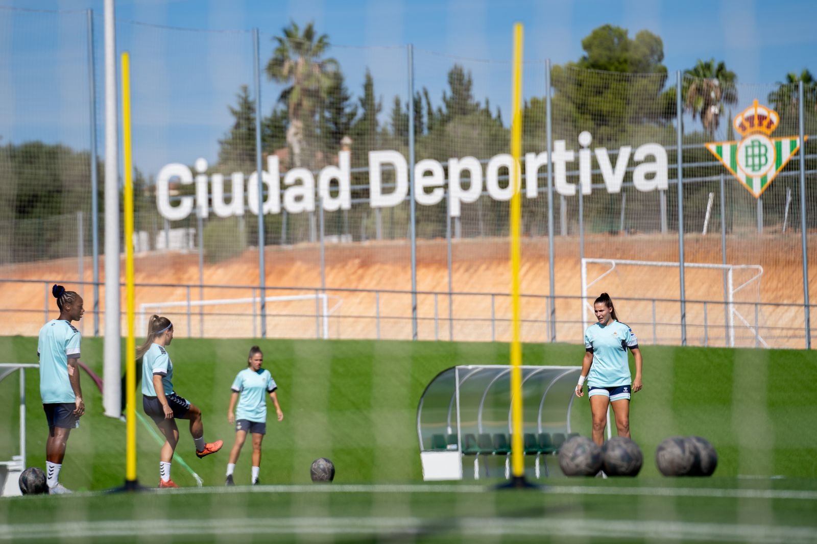 Las jugadoras del Betis Féminas se ejercitan en la nueva Ciudad Deportiva Rafael Gordillo.
