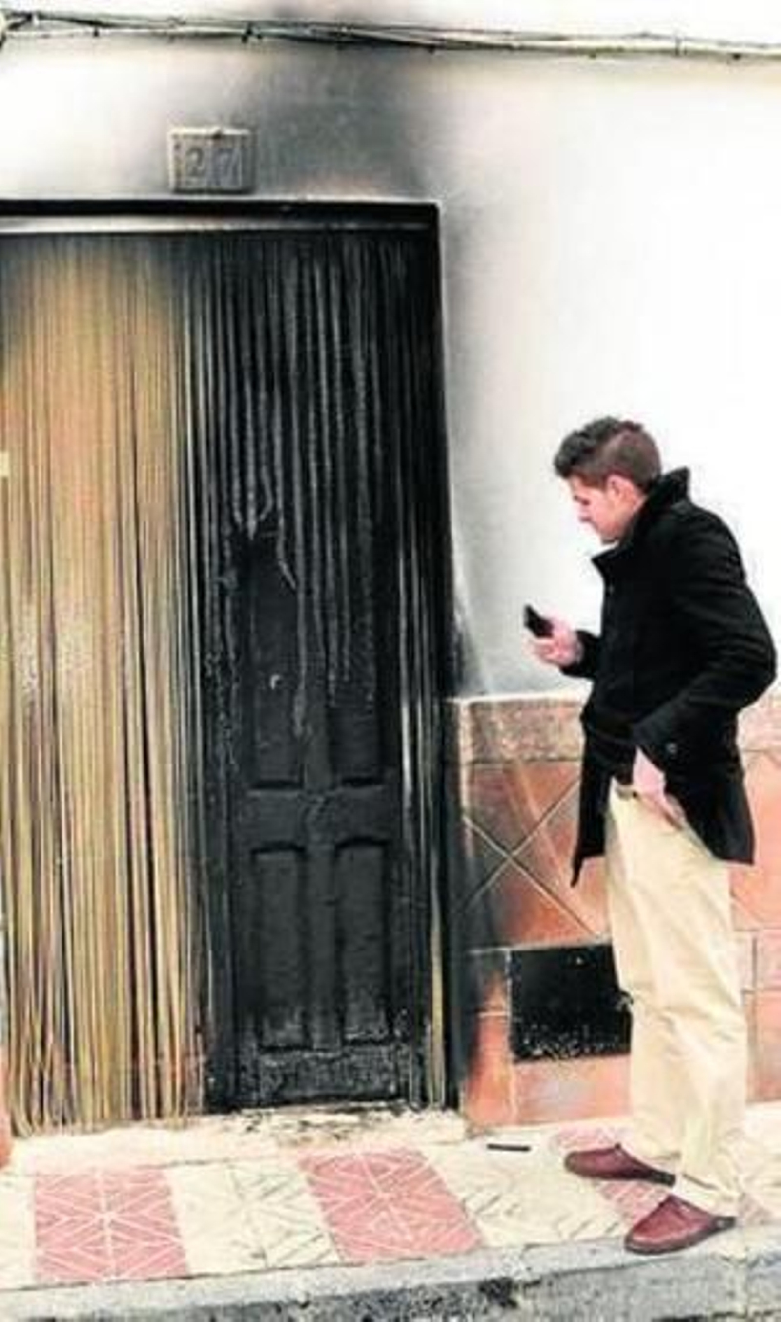 Una de las puertas que ardió.