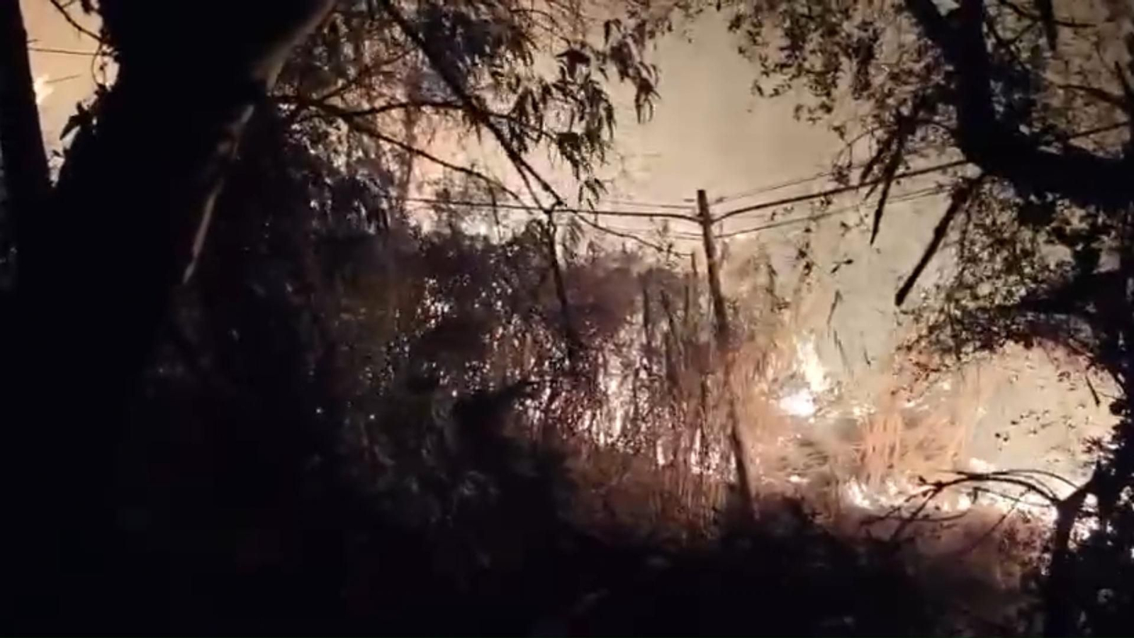 Unos vecinos captan el fuego de Benalmádena a escasos metros