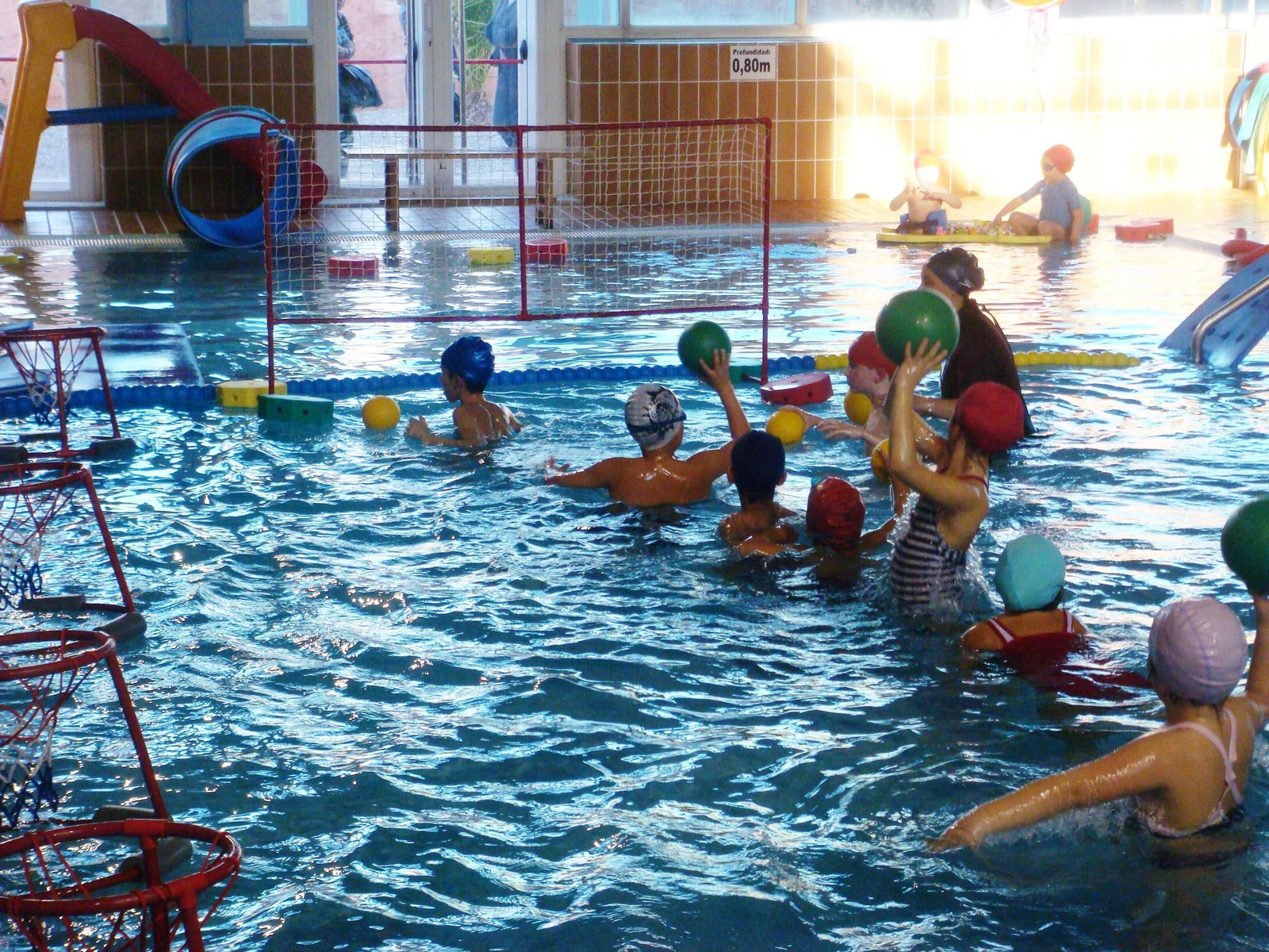 Numerosos niños y familias eligen el CDU para aprender a nadar y jugar.