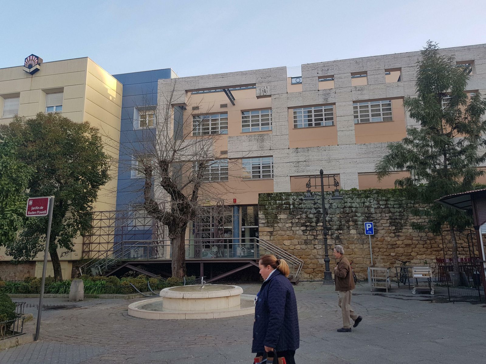 Elementos frente a la salida de emergencia de la facultad.